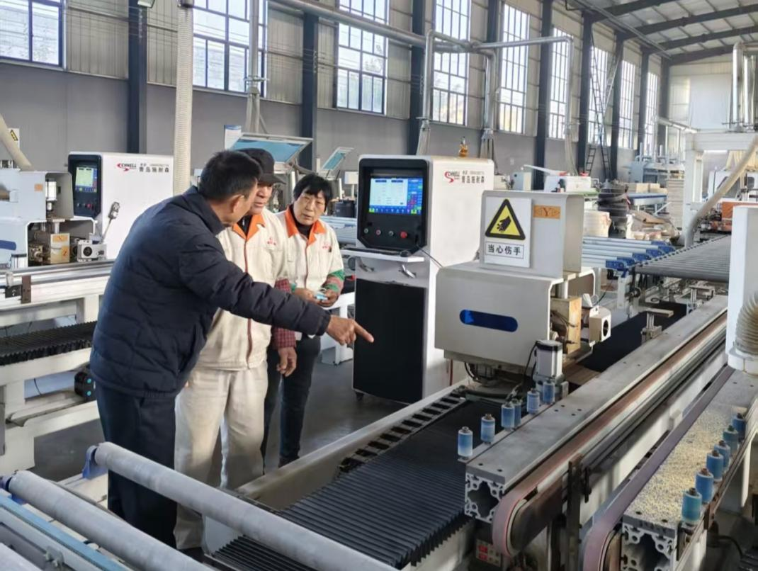 泰州姜堰：“银发兵团”助企改写中国智造高度