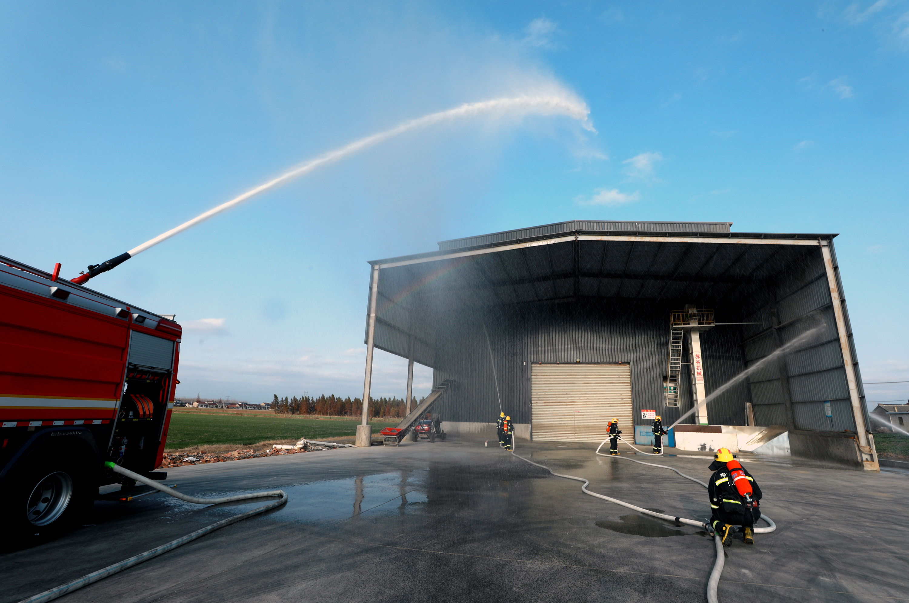 三支政府专职消防救援队在草堰开展粮食烘干场所消防演练