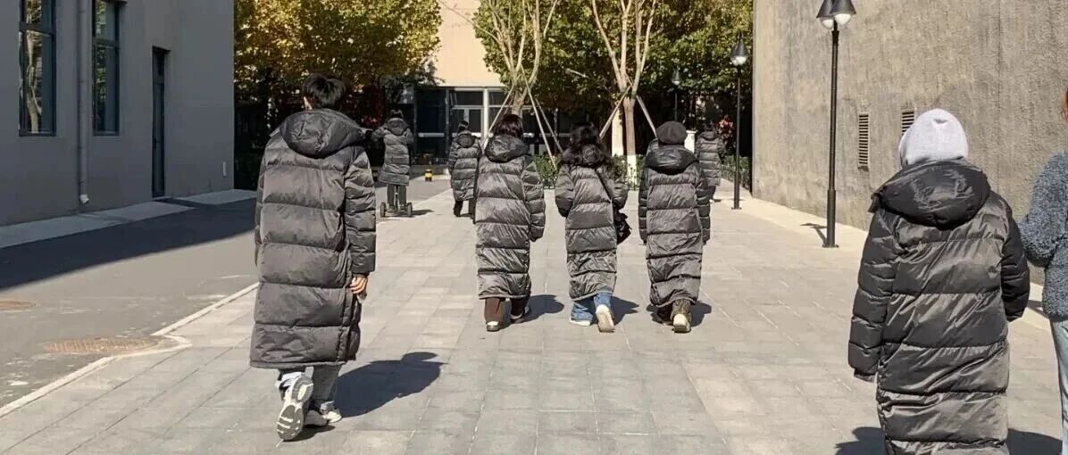 年轻人涌入高校买羽绒服