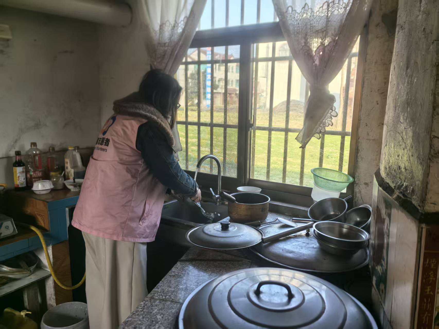 许河镇：巾帼志愿者开展暖冬服务行动