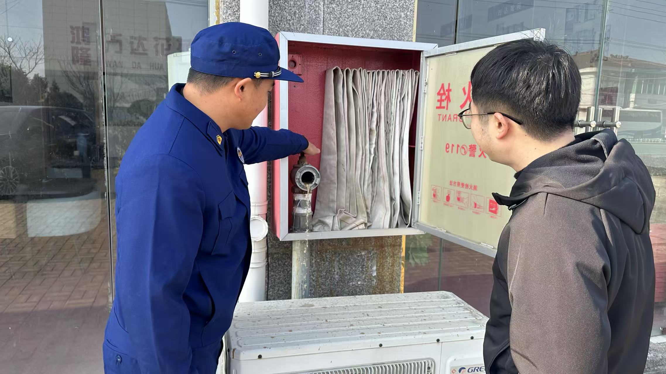 万盈镇：多维度发力拧紧冬季安全生产“防护阀”