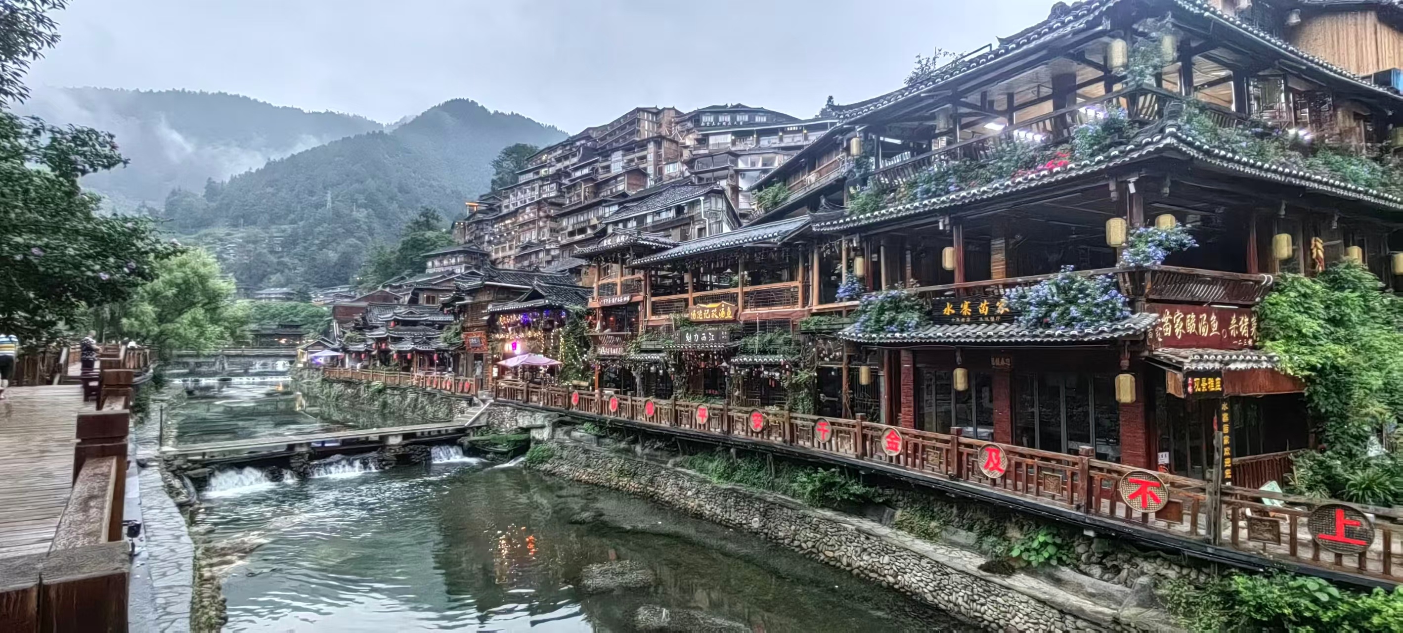 生态中国·幸福画卷丨苗寨灯火映青山(周静)