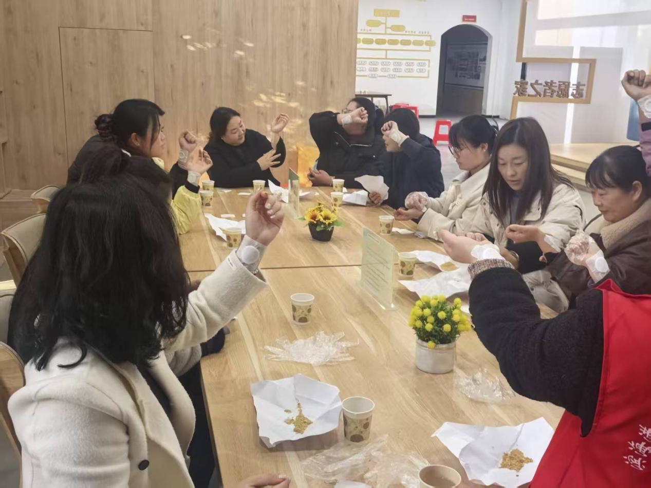 滨海港经济区开展手作暖身贴志愿服务