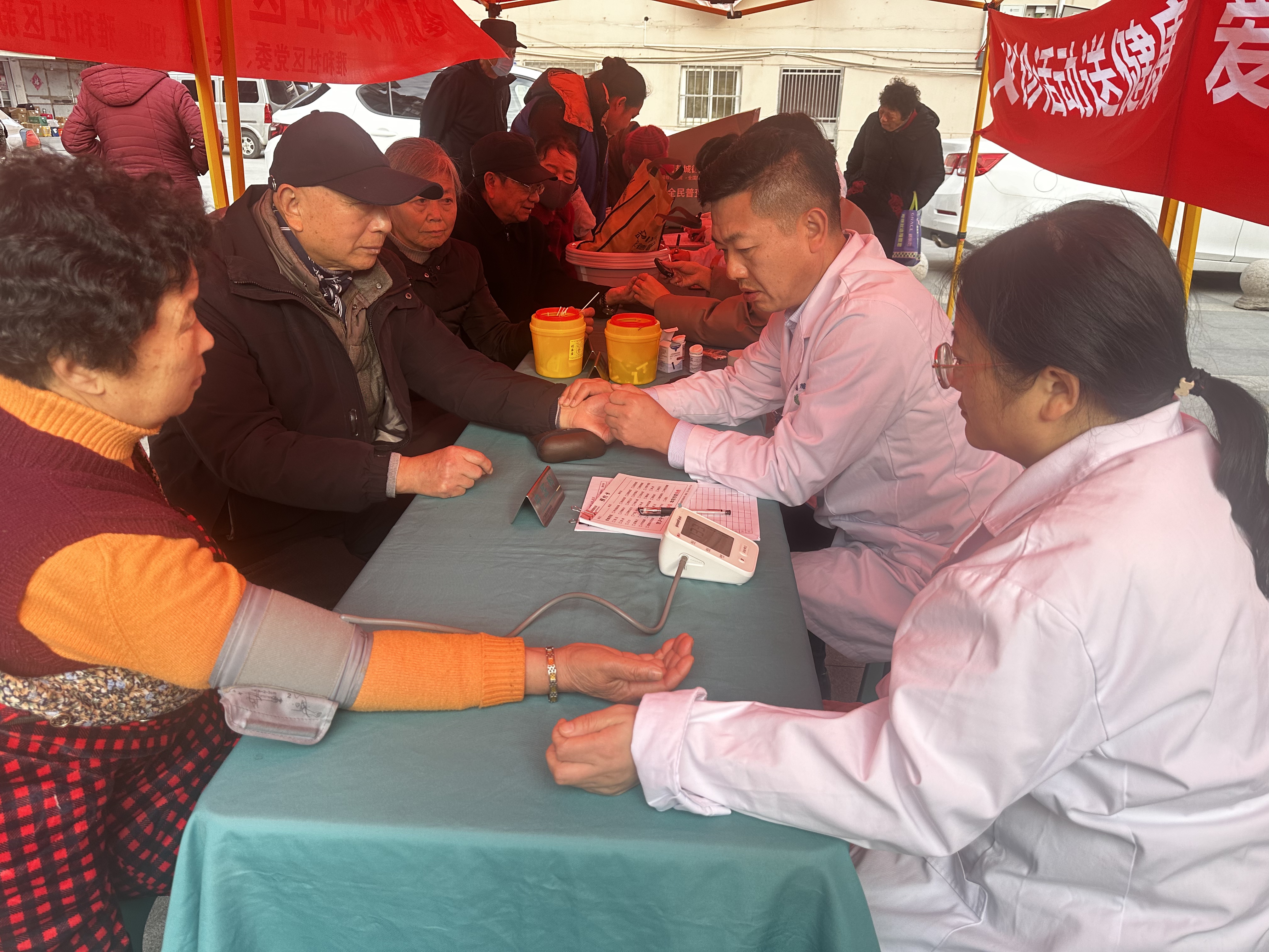 五星街道雅和社区：健康服务进社区 暖心义诊护居民