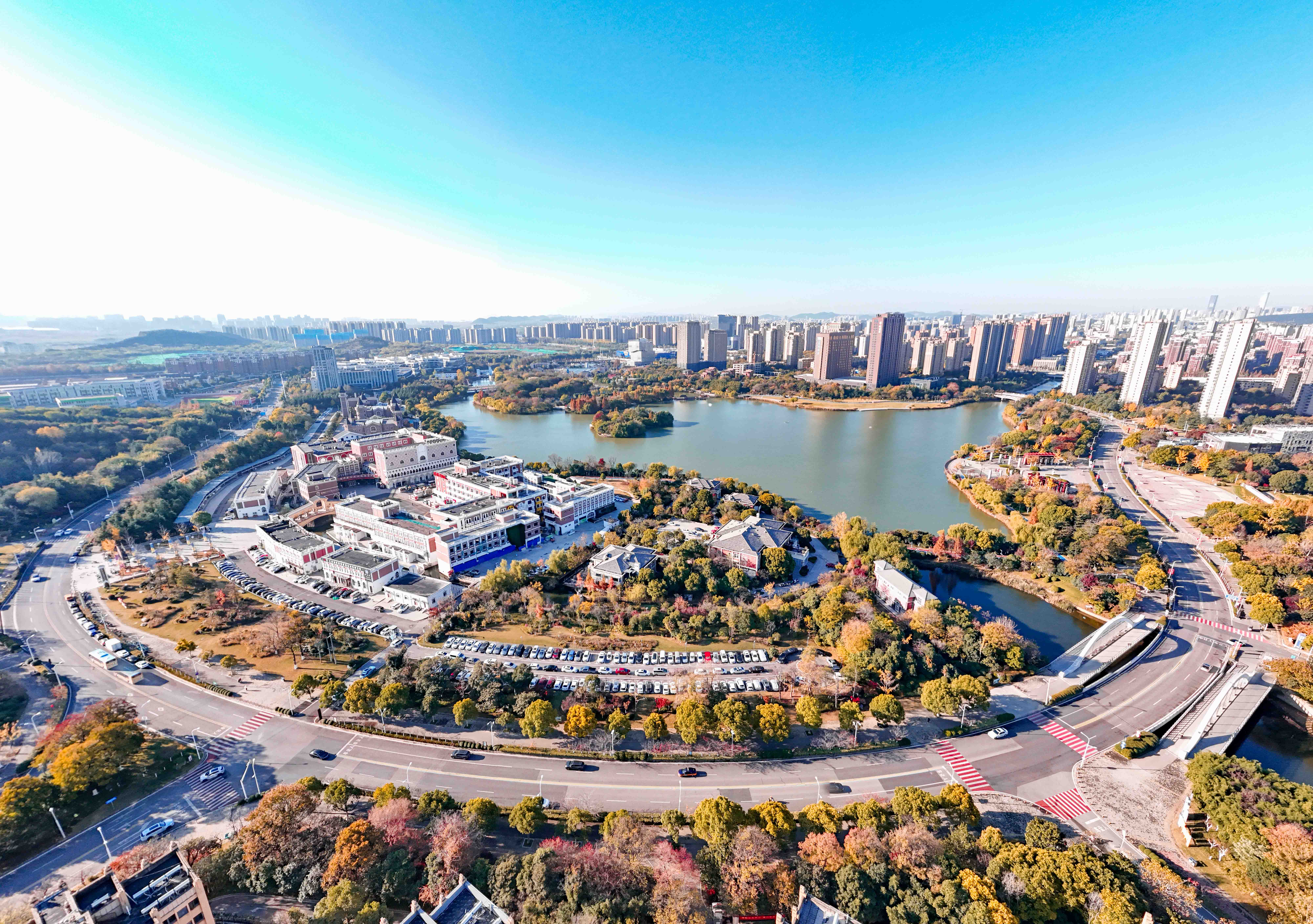 从千年城脉到烟火坚守，从产业突围到全民奋进，“韧”成徐州城市发展最强底色