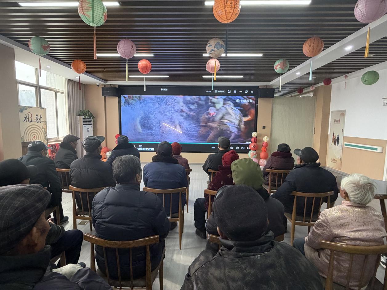 新兴镇三灶村开展“铭记胜利日・传承英雄志”主题观影活动