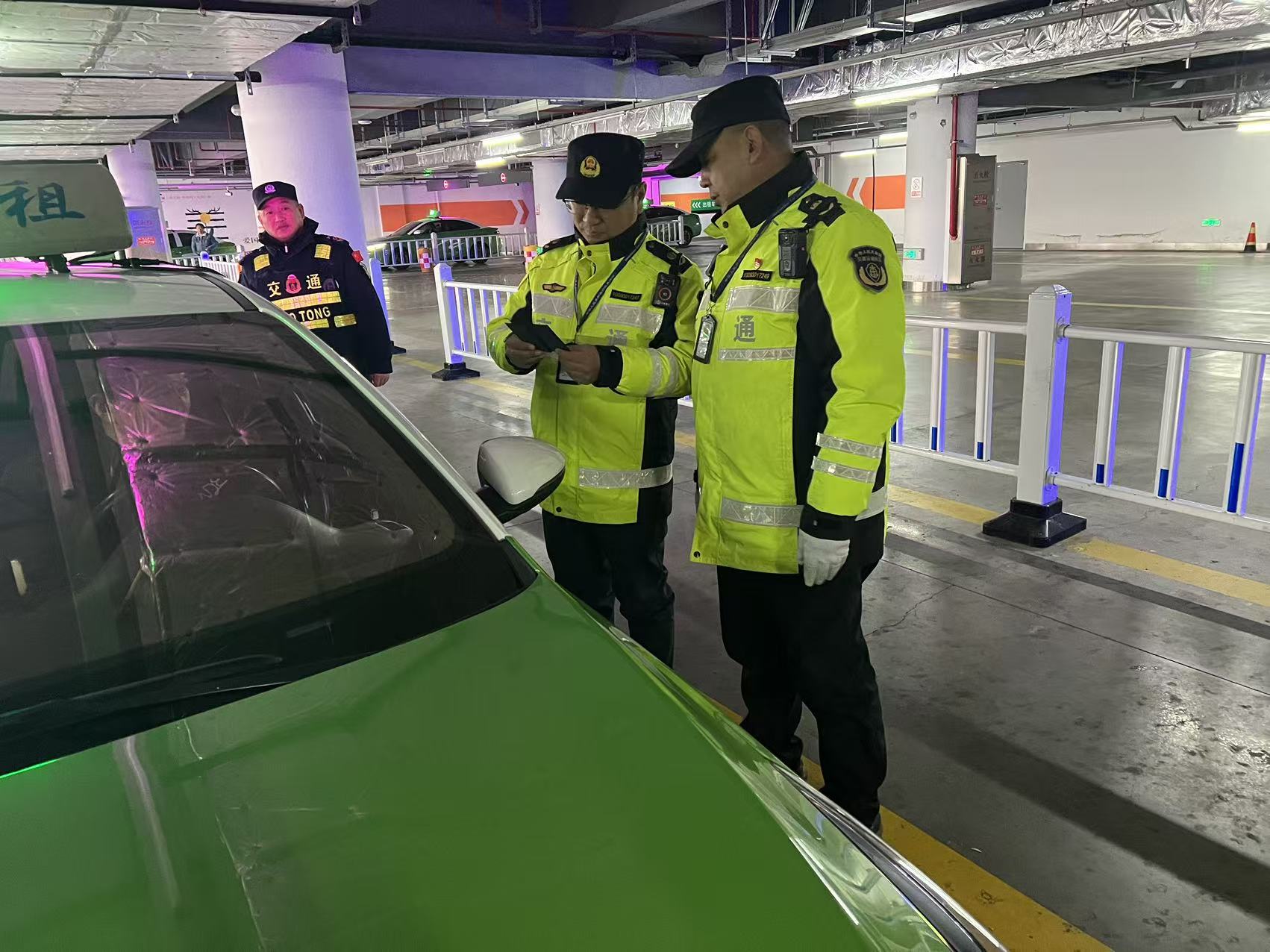 盐城依法查处出租车绕道违规行为