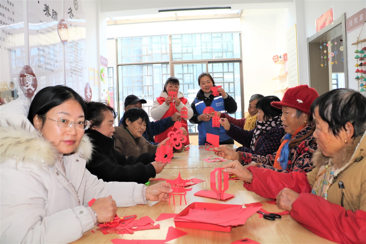 高作镇：巧手剪纸迎元旦 福满康养乐晚年