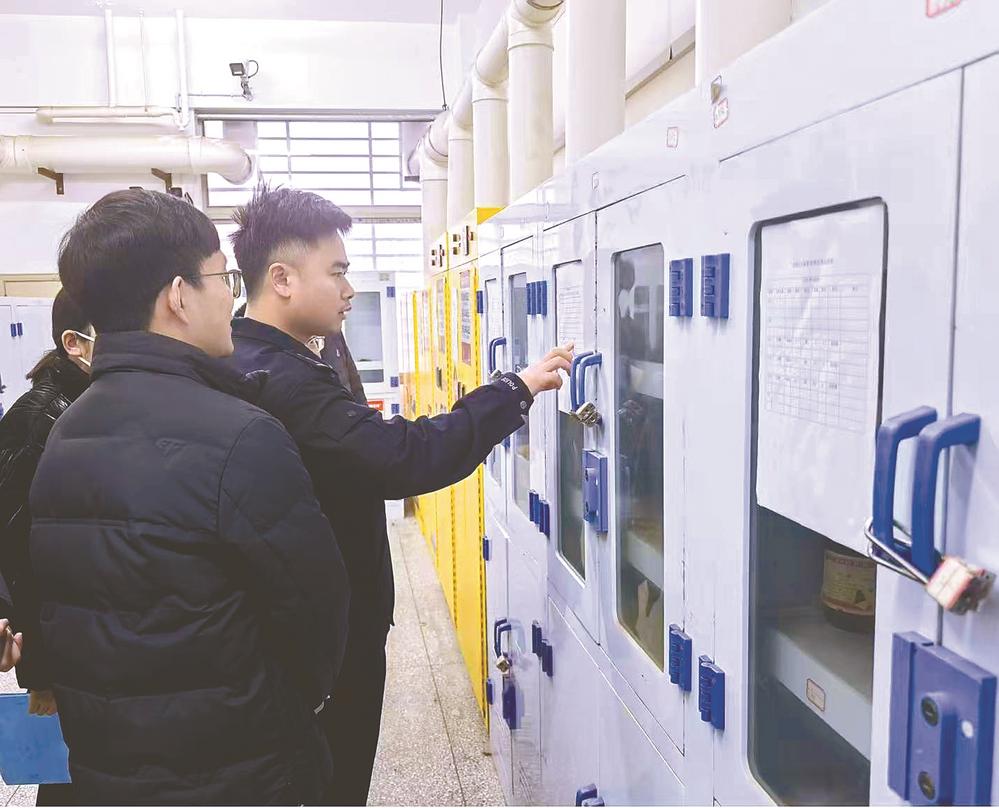 亭湖公安  开展校园危险化学品安全检查