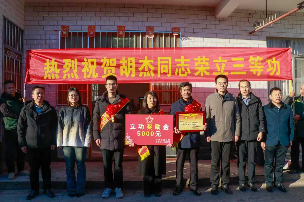 郭猛镇为荣立三等功现役军人胡杰家庭送喜报