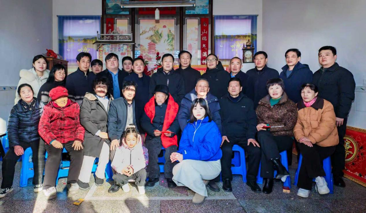 郭猛镇：百岁寿星展笑颜