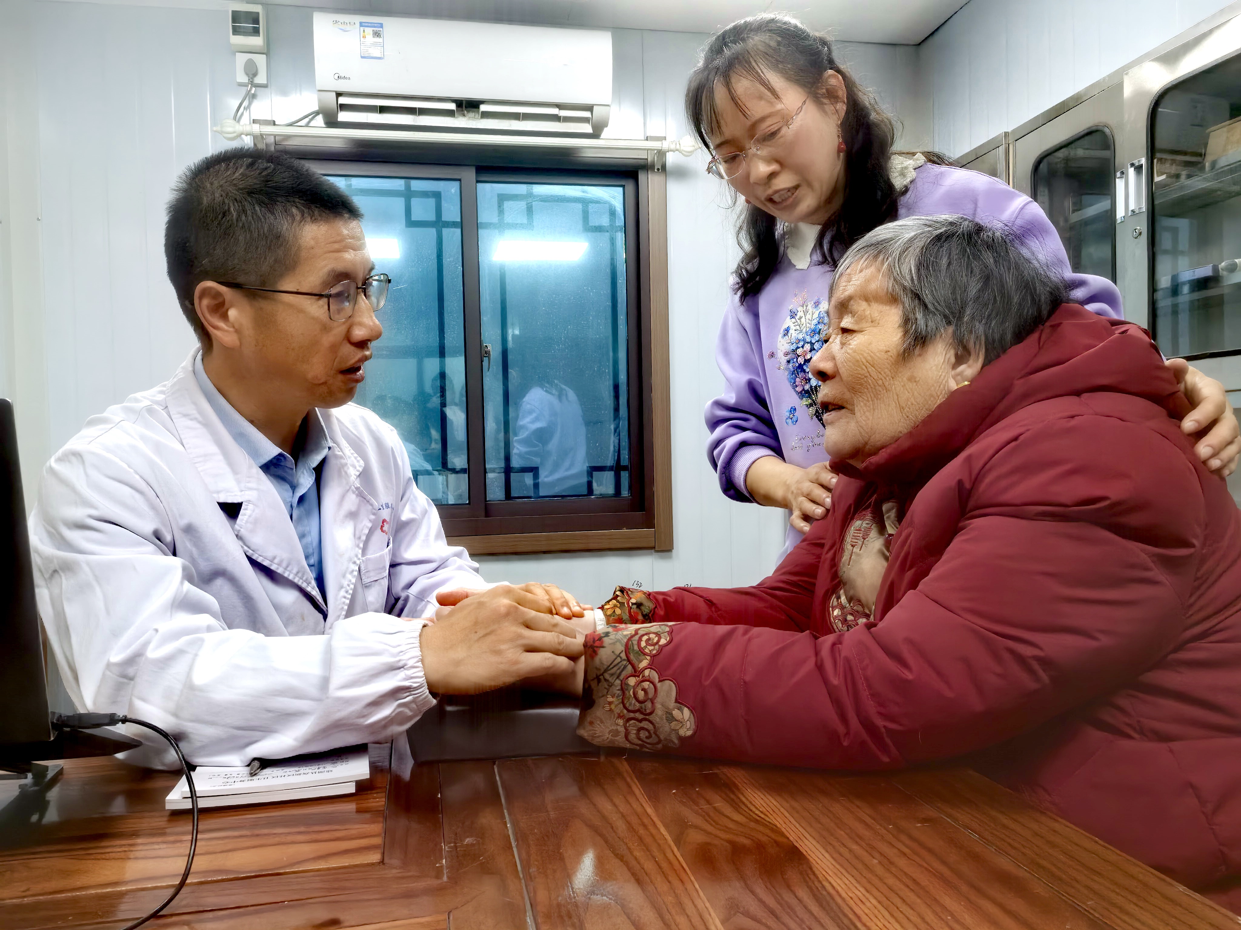 夏勇：医者仁心系桑梓