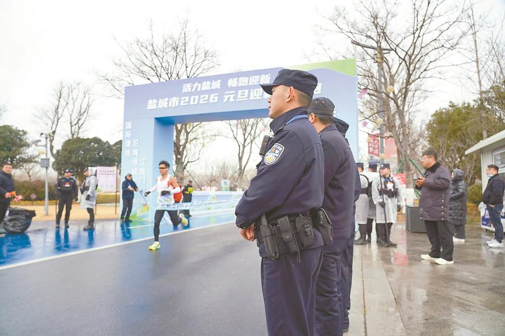 一路奔跑 “警”色相伴  亭湖公安护航元旦迎新年长跑活动