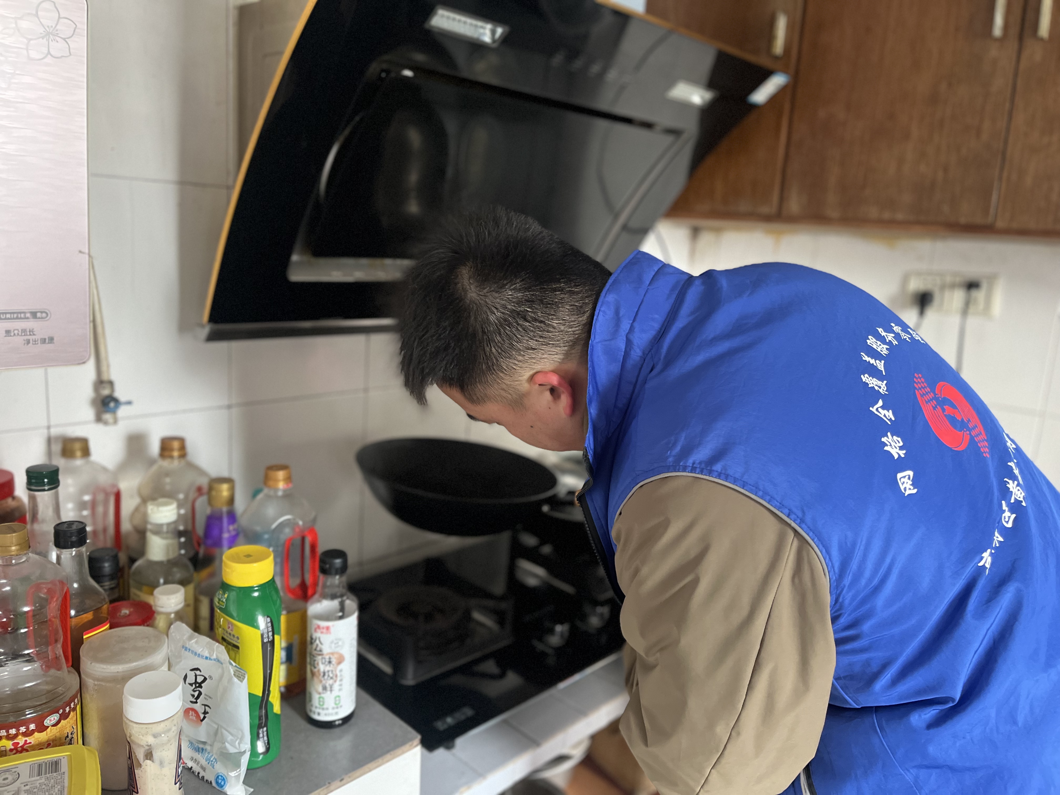 黄尖镇兴农村开展燃气安全隐患排查