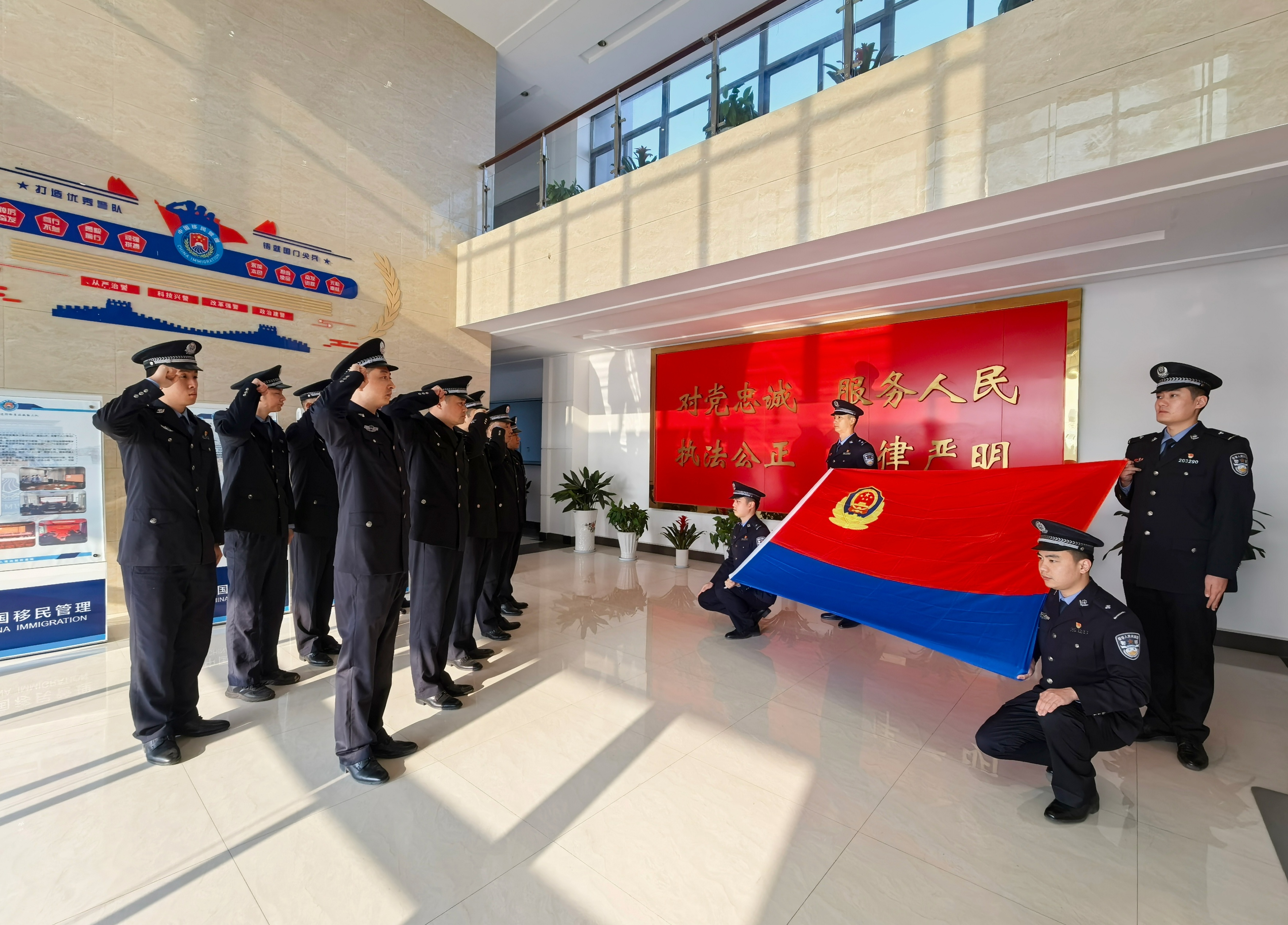 盐城边检致敬人民警察节