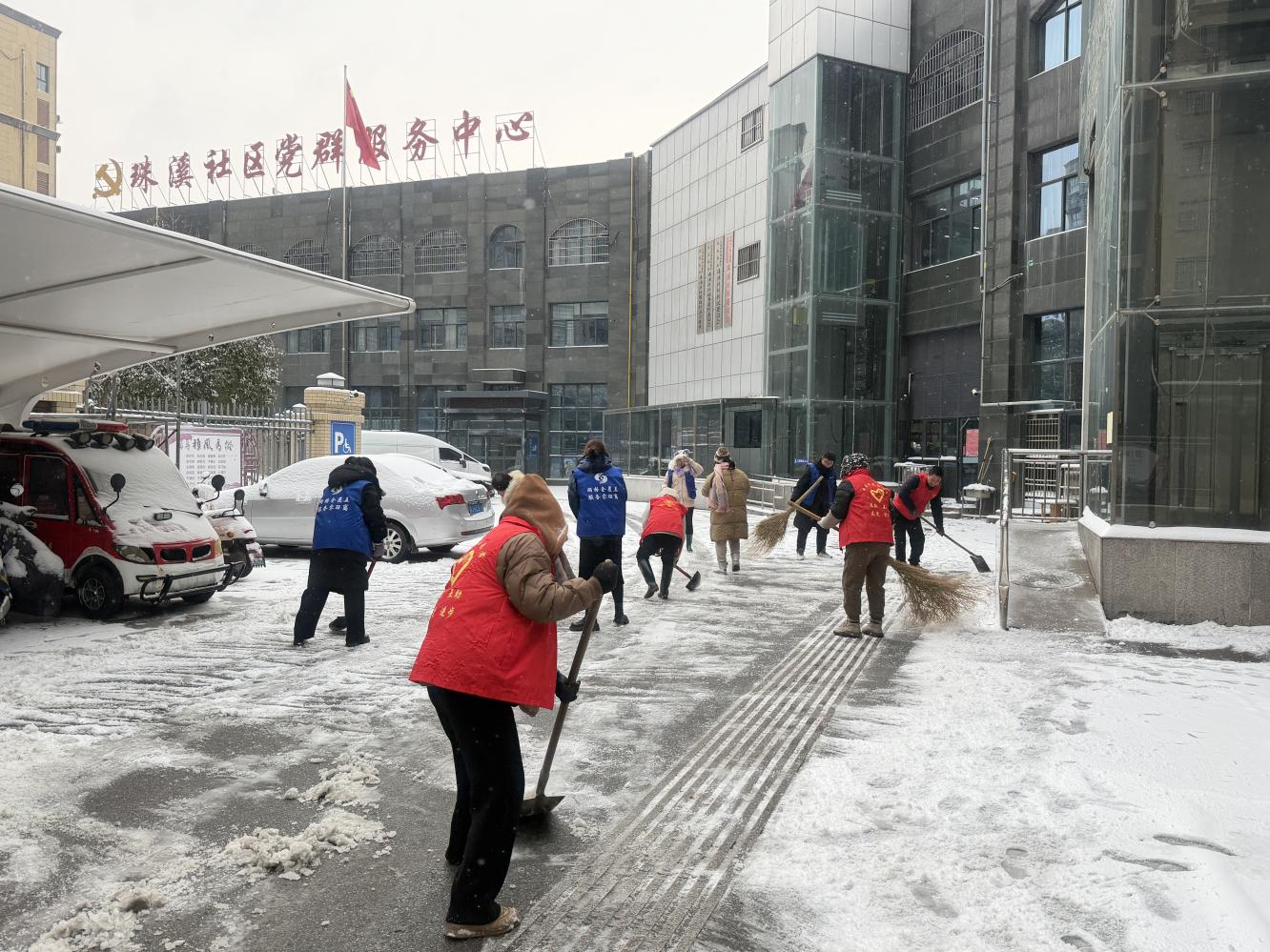 伍佑街道珠溪社区：风雪同担暖人心 社区清雪在行动