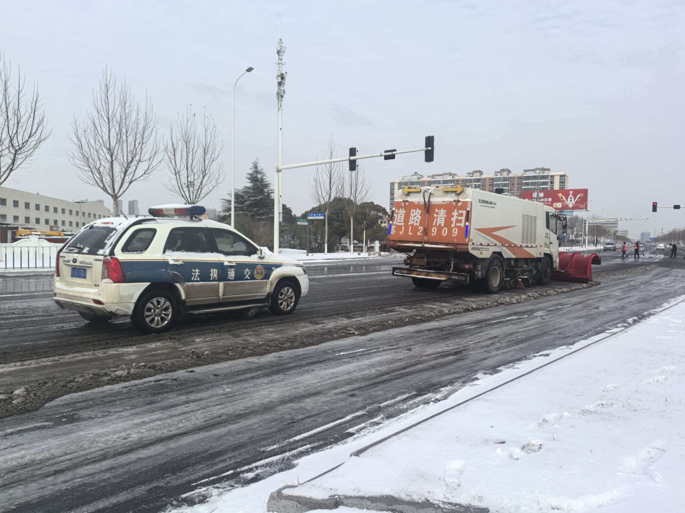 盐城交通执法织密冰冻天气交通运输“安全网”