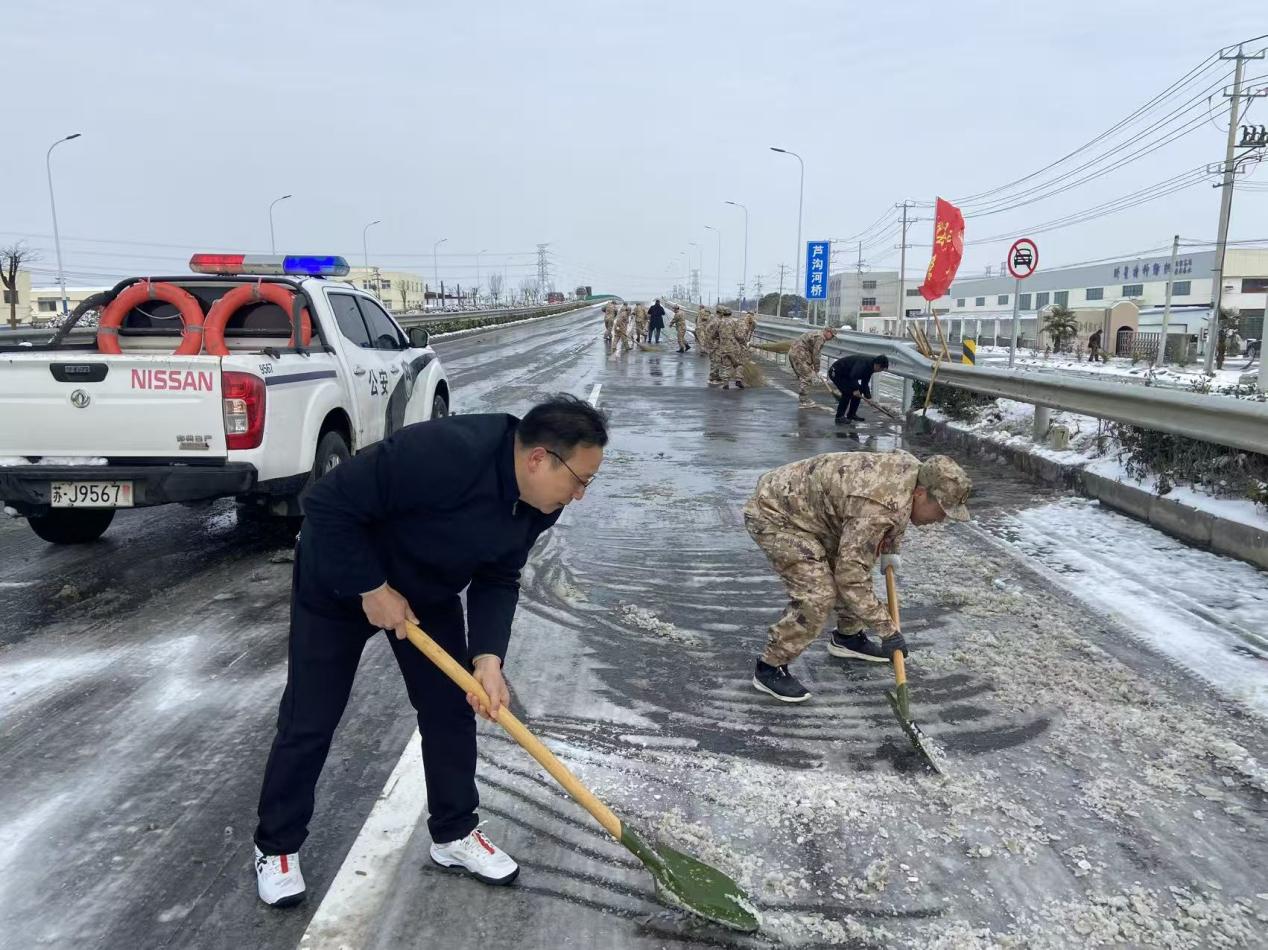 芦沟镇基干民兵扫雪除冰保畅通