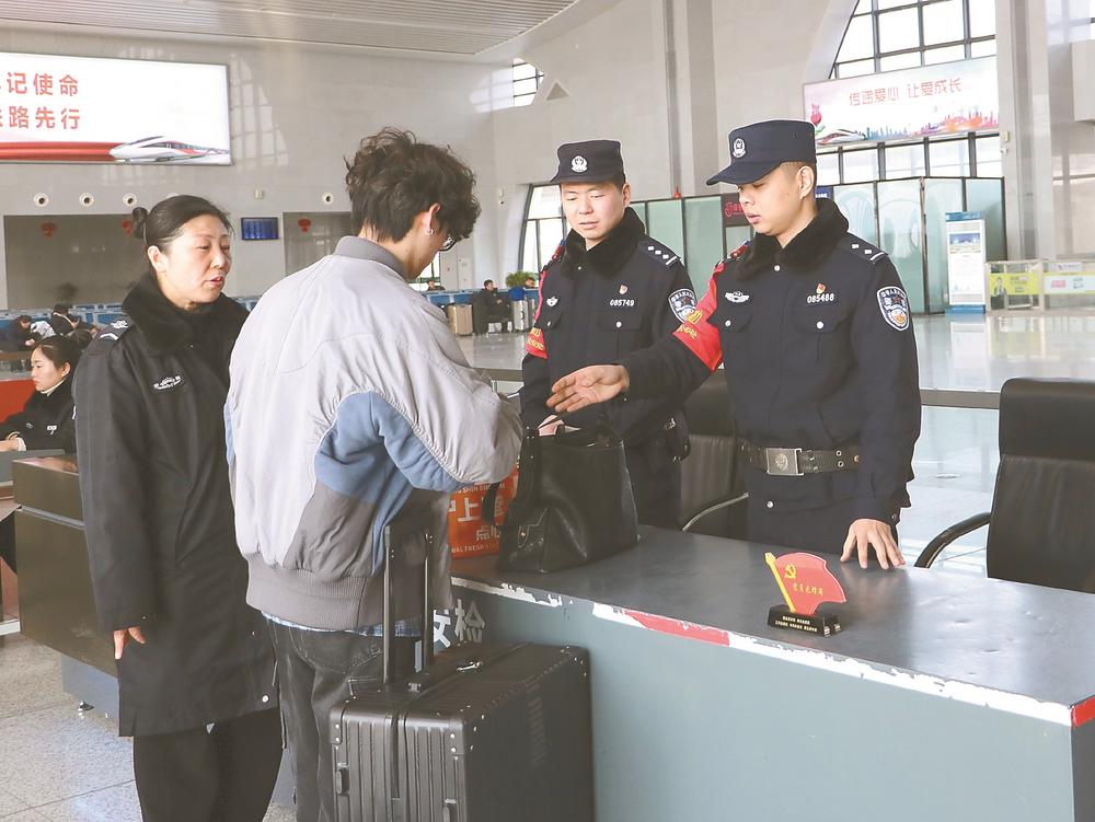 阜宁东站派出所全力护航春运回家路