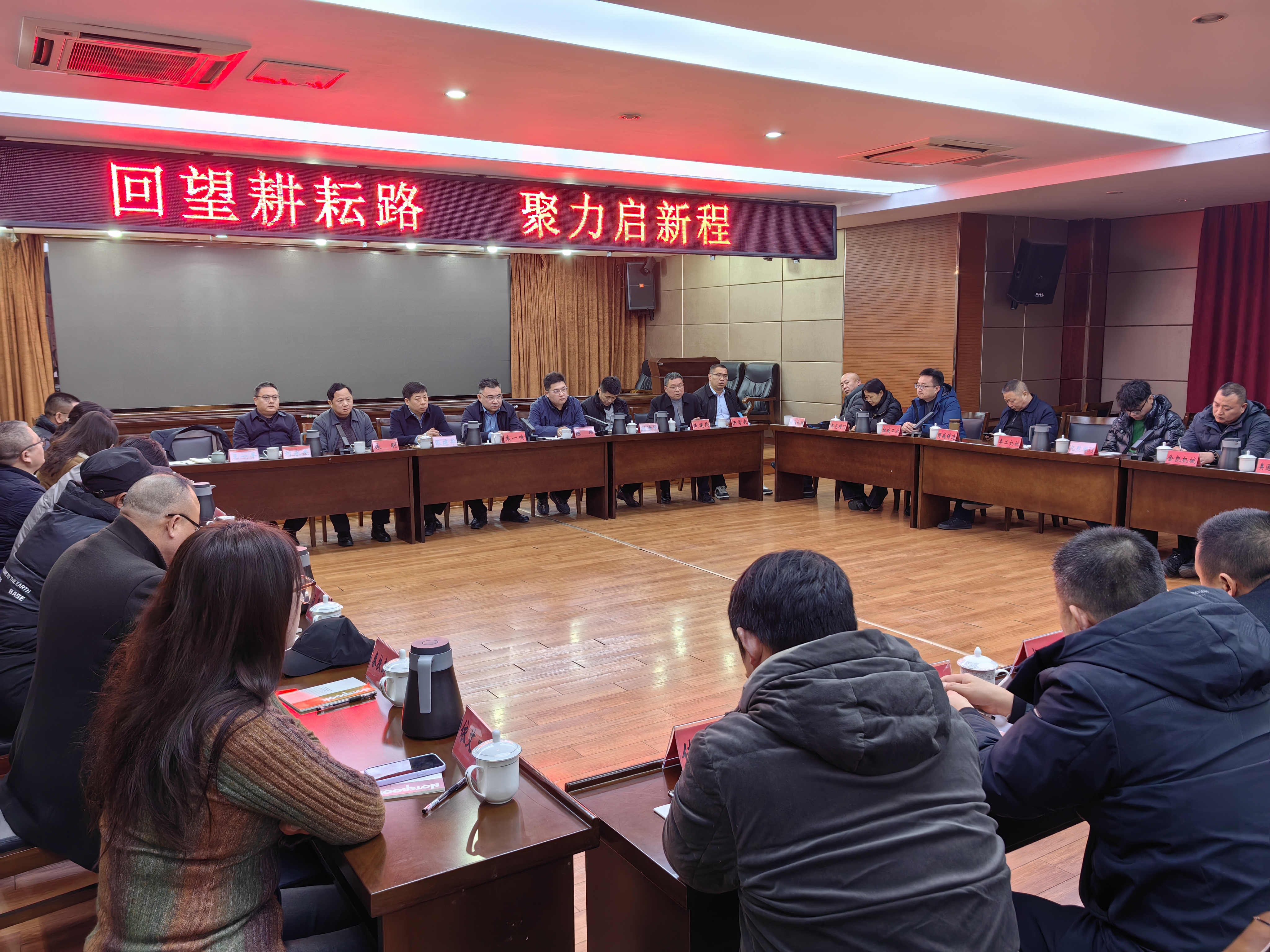 南阳镇商会举办企业家座谈会凝聚发展共识