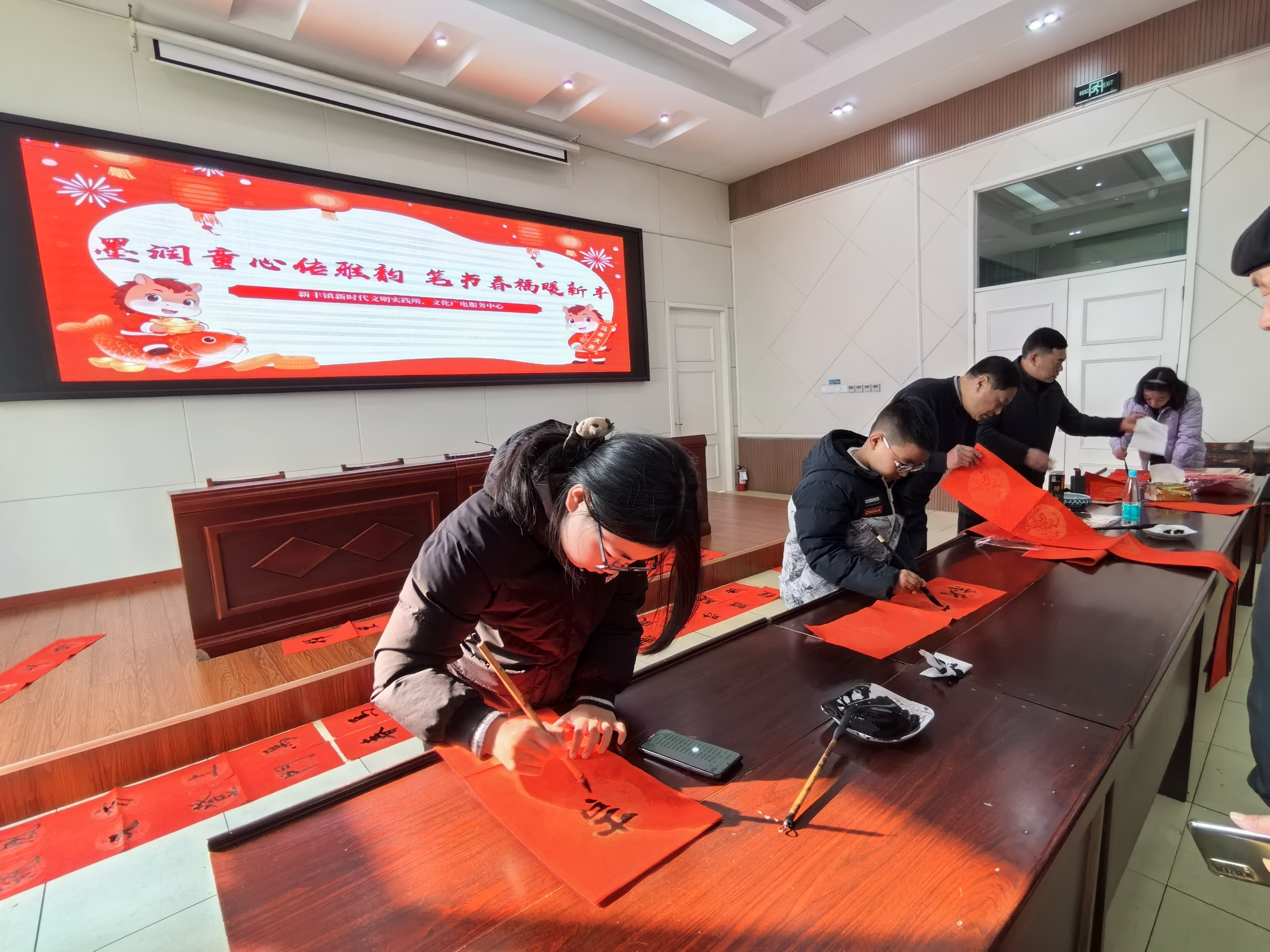 新丰镇：墨润童心传雅韵 笔书春福暖新丰