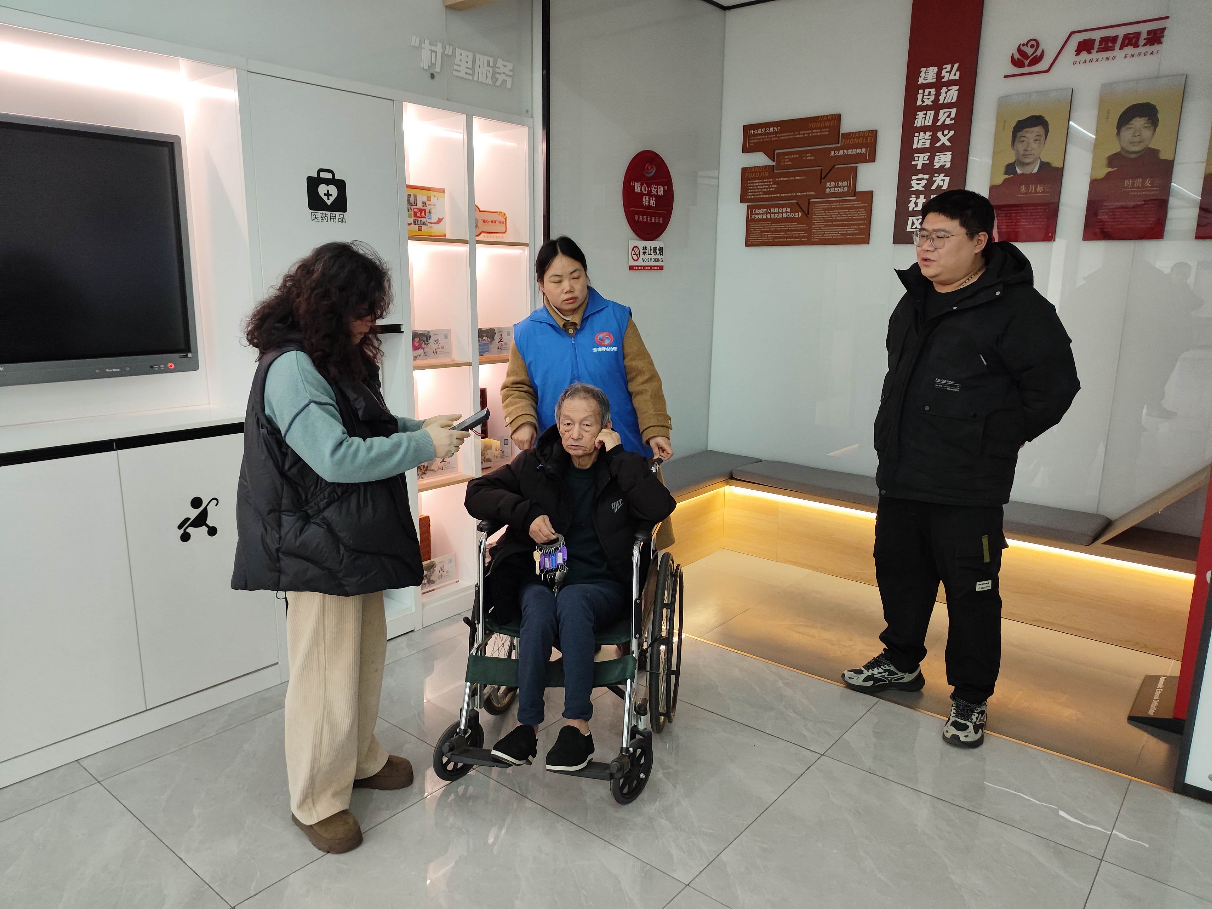 五星街道万户新村社区：网格员暖心相助 七旬迷路老人平安回家