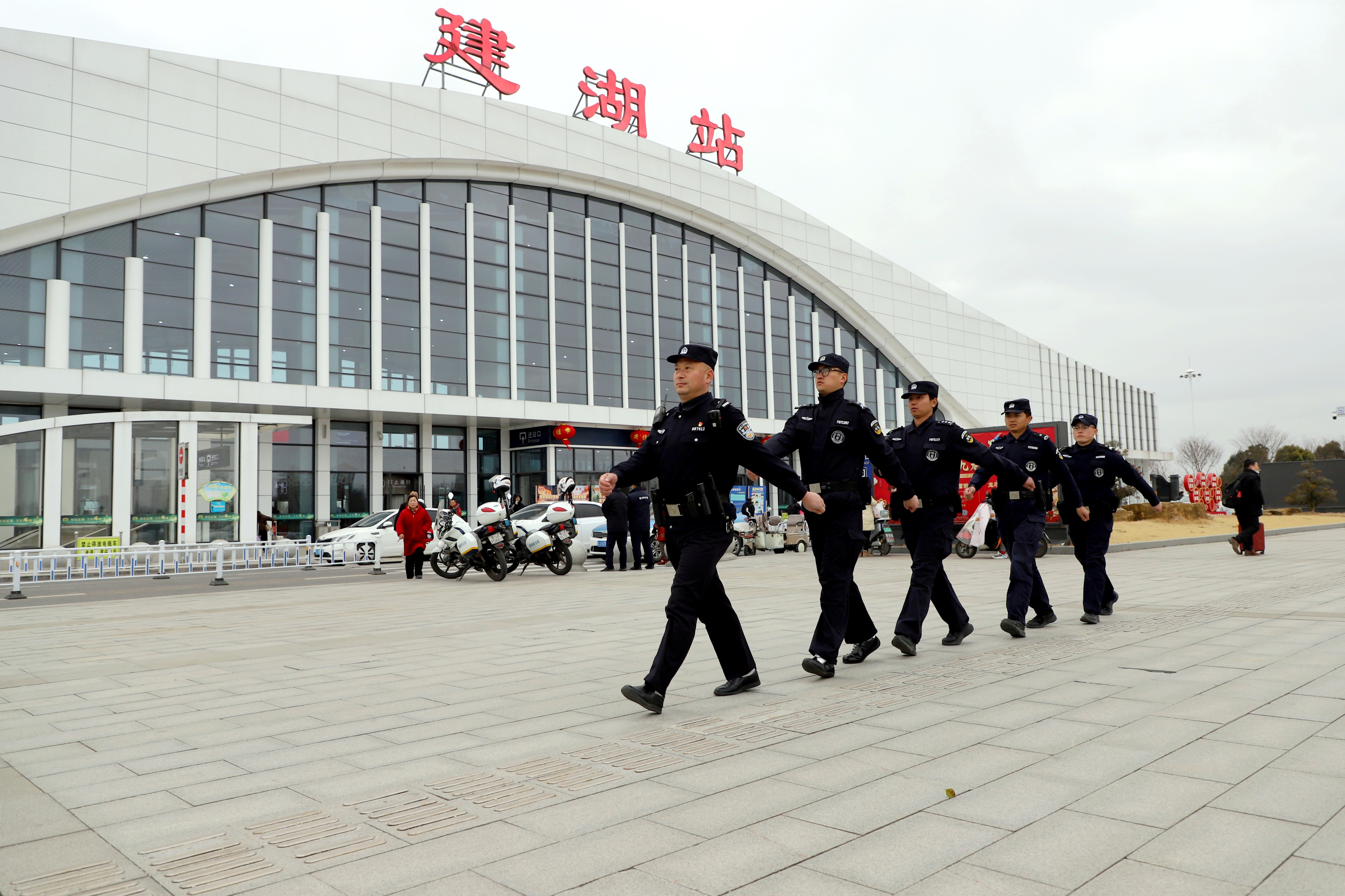 建湖公安开展护航春运主题宣传活动  给旅客行囊里装一个“平安锦囊”