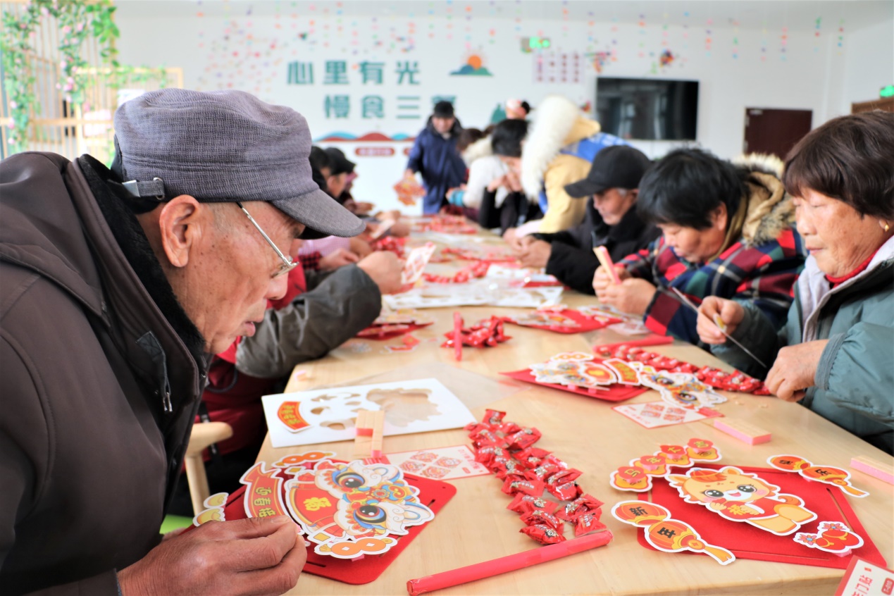 高作镇人大代表与老人携手共制年味