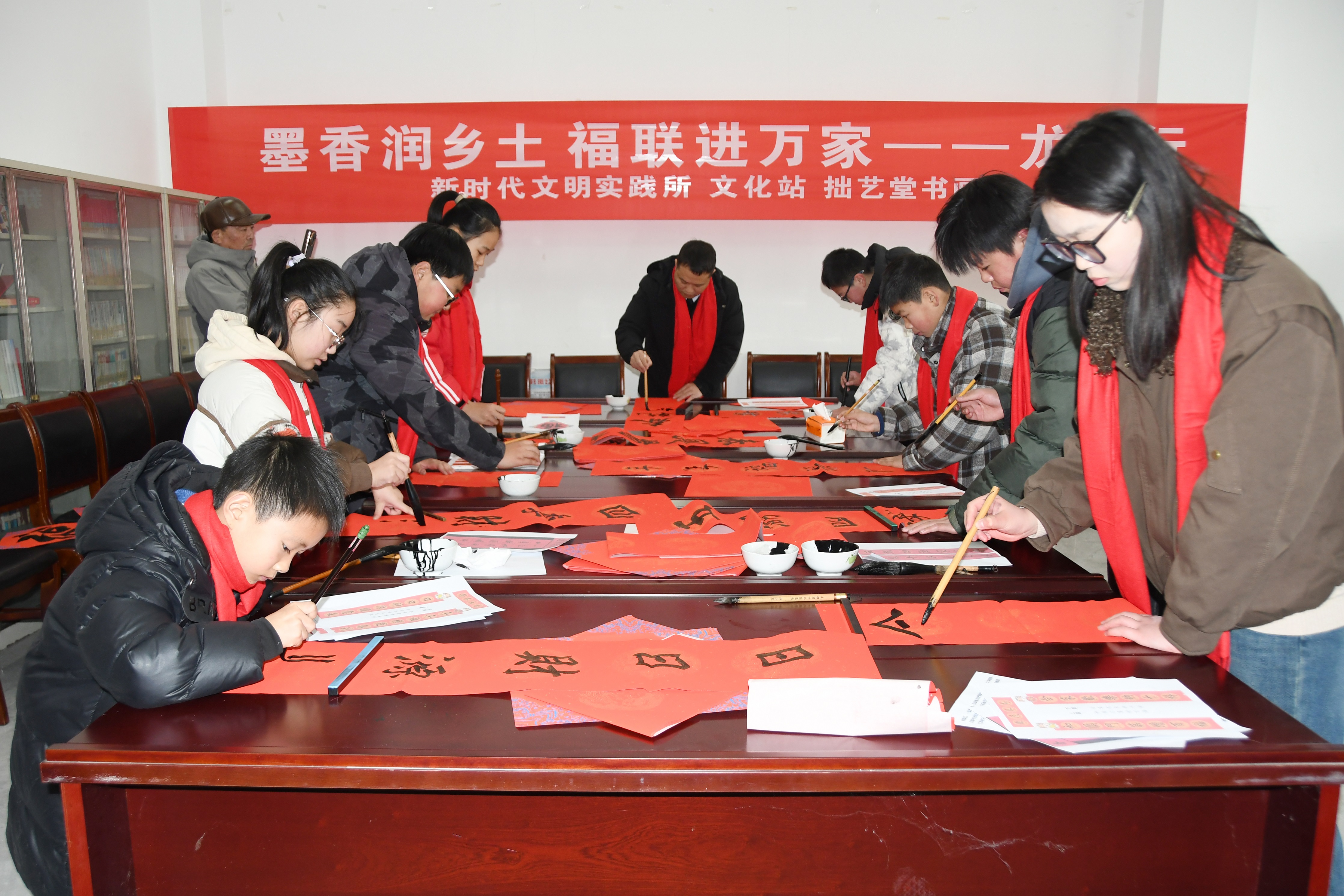 龙冈镇新春送福暖人心