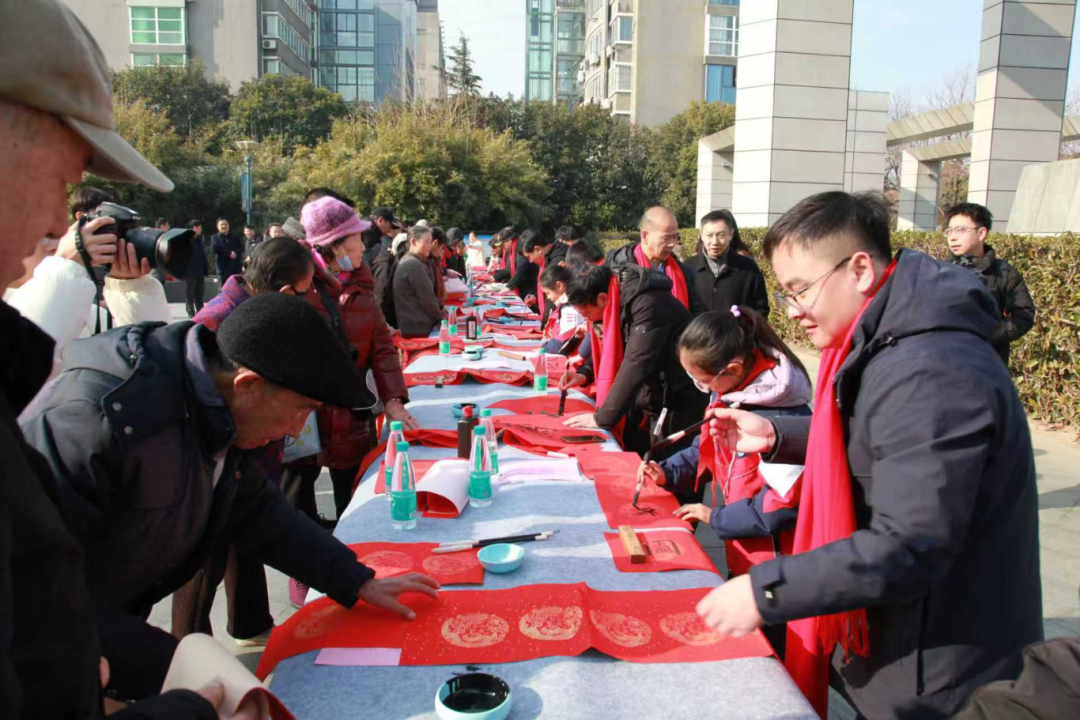 笔墨迎春传廉韵  楹联贺岁润初心——“盐之廉味”系列活动之送楹联进廉政公园