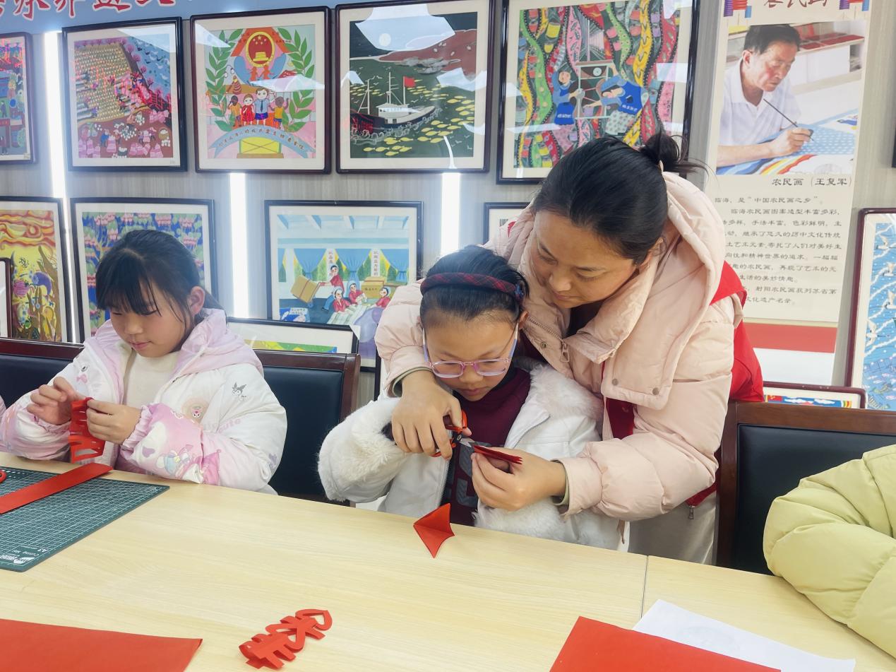 临海镇：稚手剪纸迎接马年来“临”