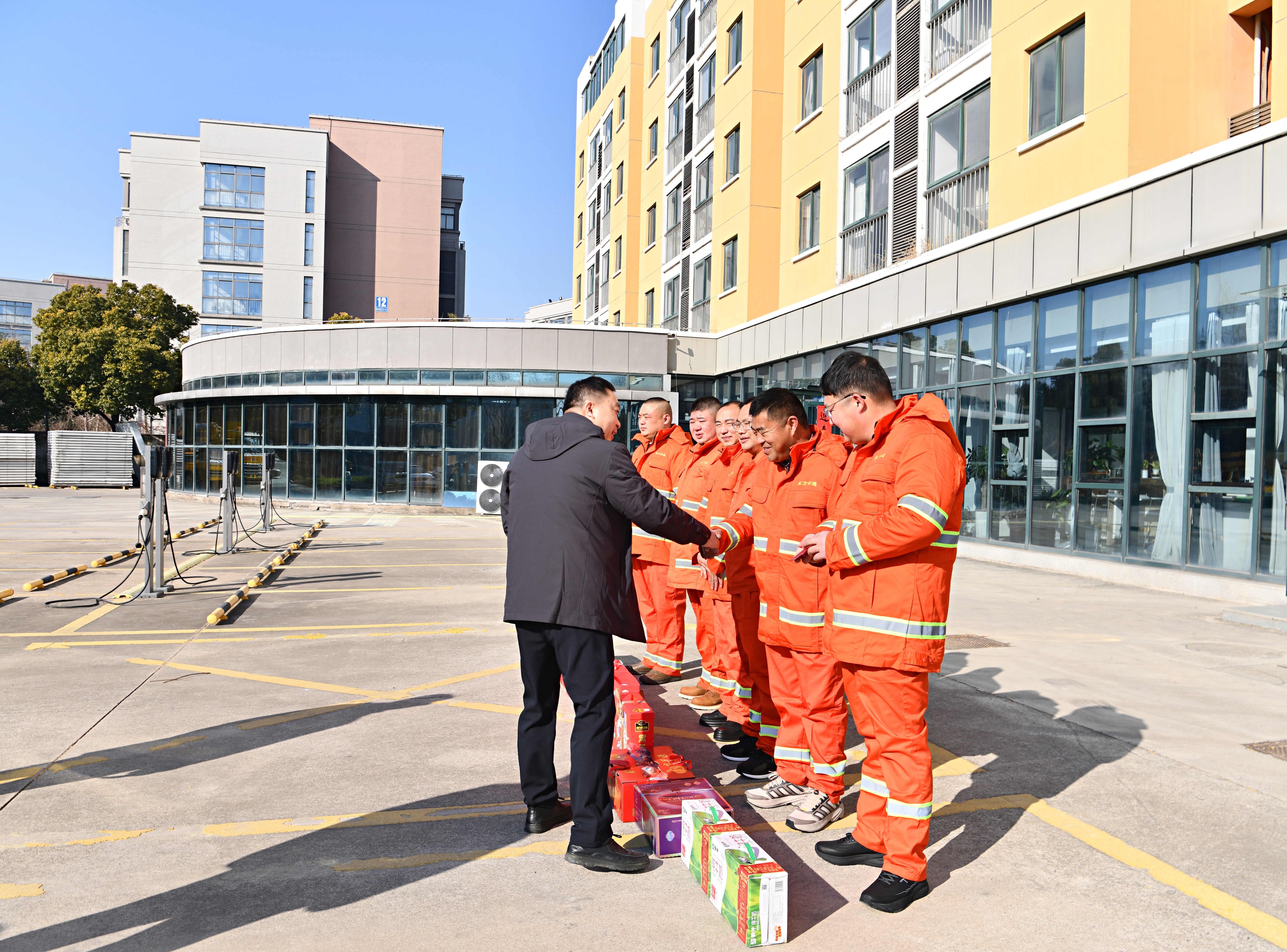 新春送暖 致敬坚守——盐东方集团领导走访慰问一线坚守着