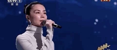 “王菲接了李谷一的班”热搜话题爆了，同款水滴耳环火出圈，售价超3000元！六次登台春晚，哪次名场面最戳你？