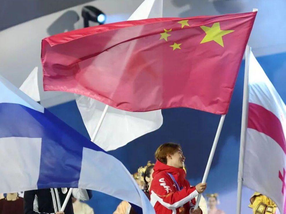 苏翊鸣高举五星红旗入场！米兰冬奥会闭幕！