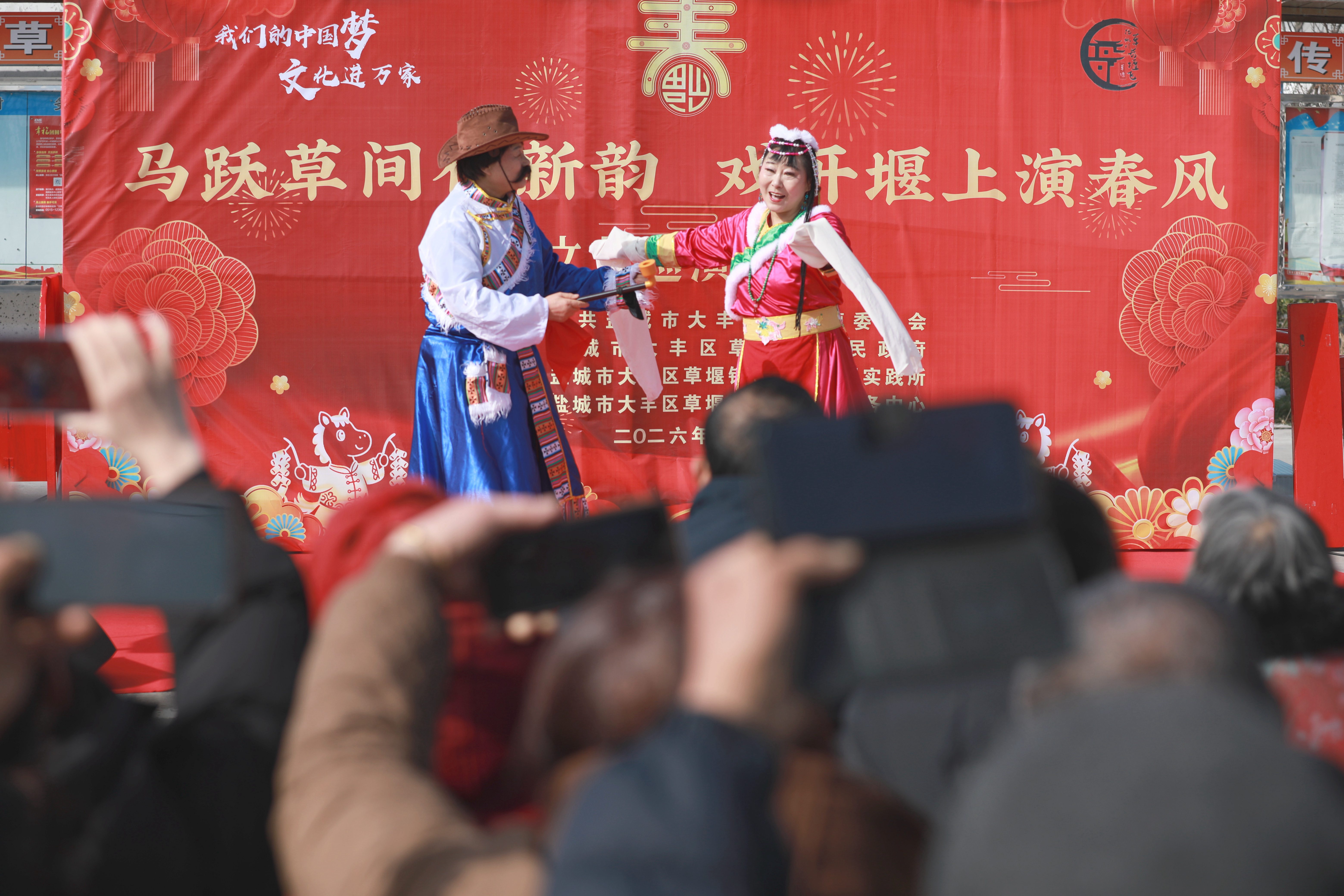 马跃草间传新韵 戏开堰上演春风——草堰镇送戏下乡文艺巡演弥漫浓浓烟火气