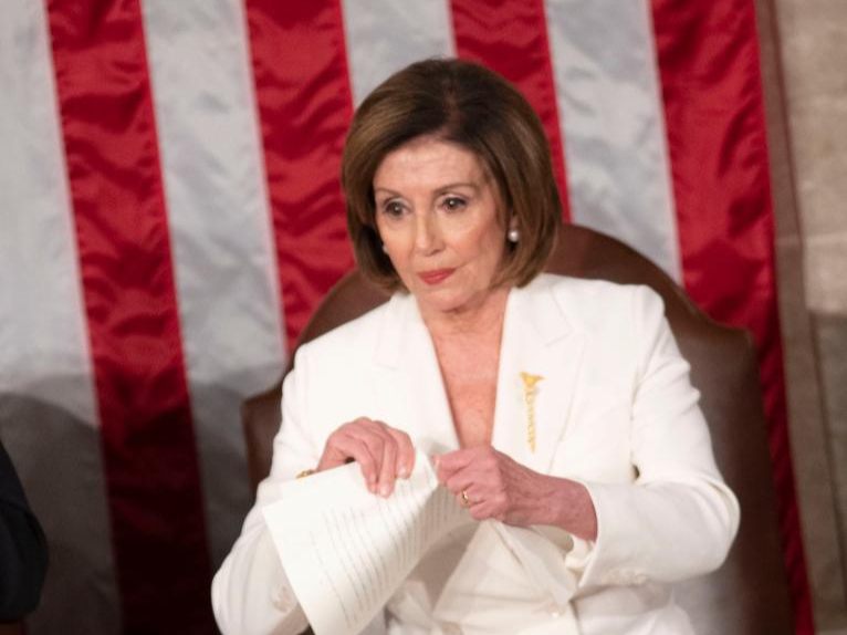 特朗普国情咨文演讲点名讽刺佩洛西