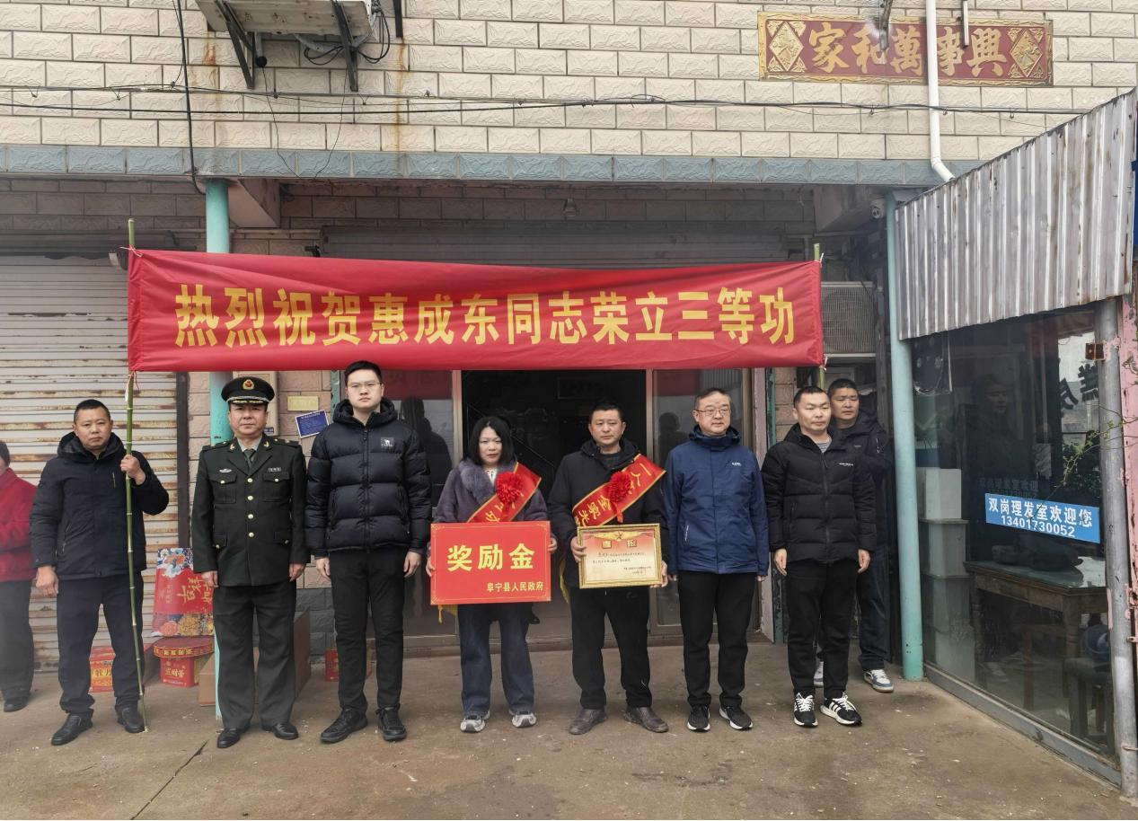 三灶镇为荣立三等功军人家庭送喜报