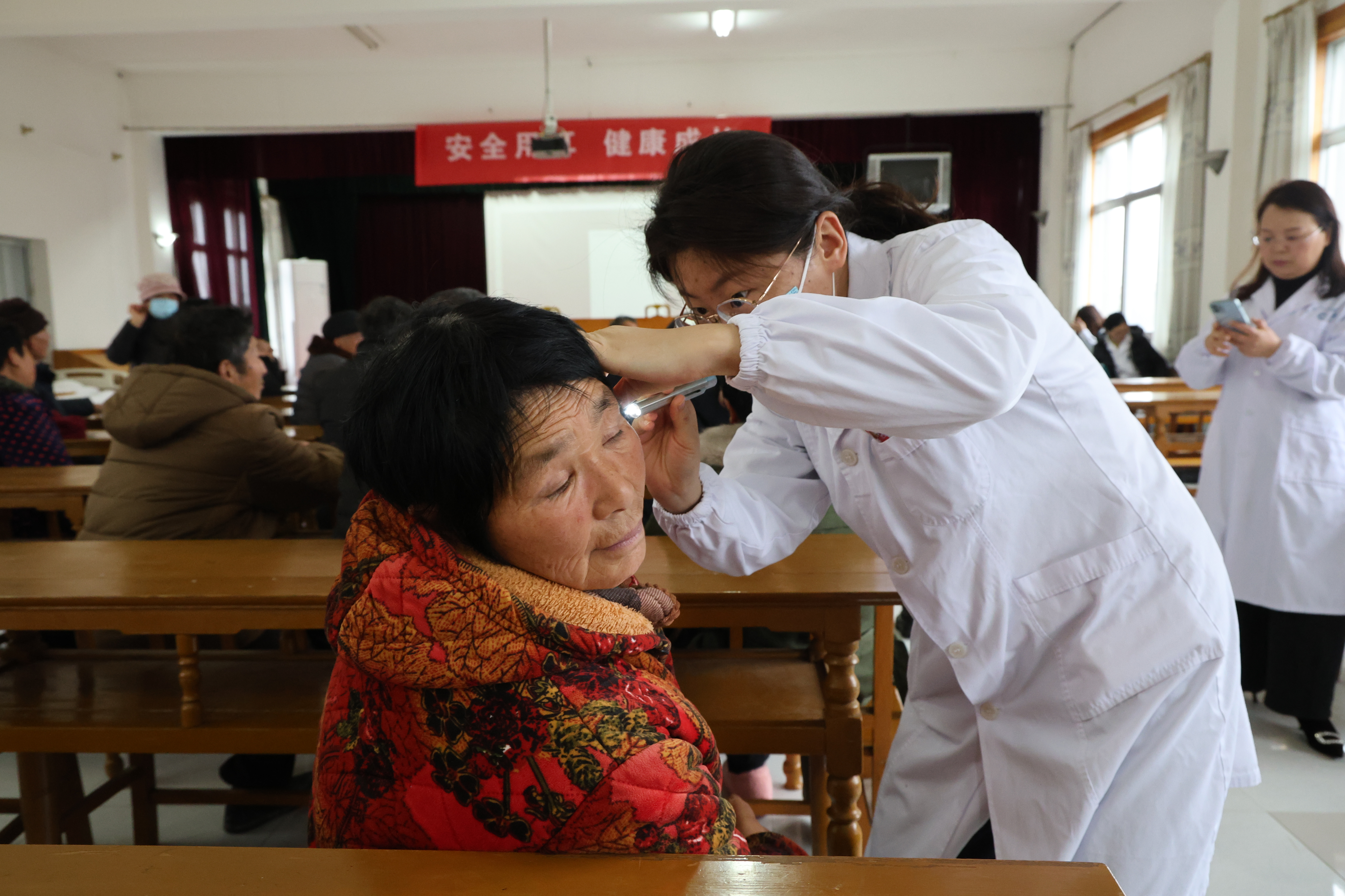 爱耳日主题义诊活动走进三仓