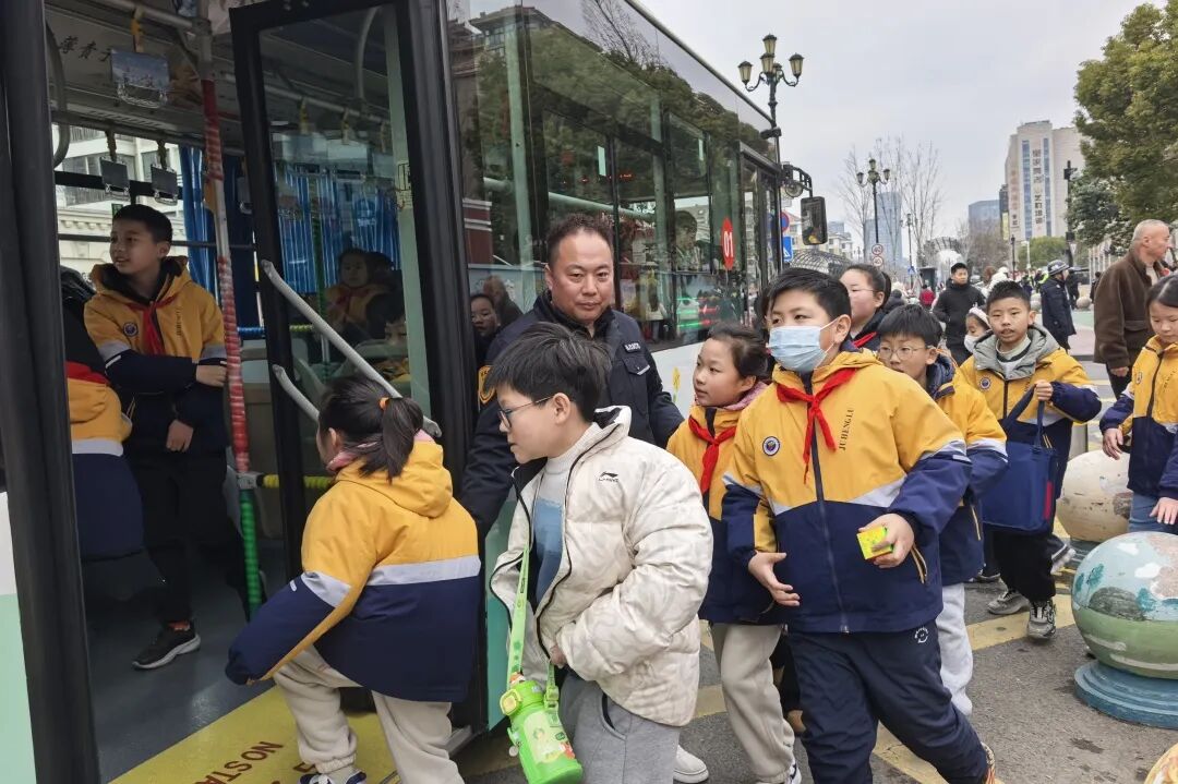 盐城公交“励志专列”正式启航