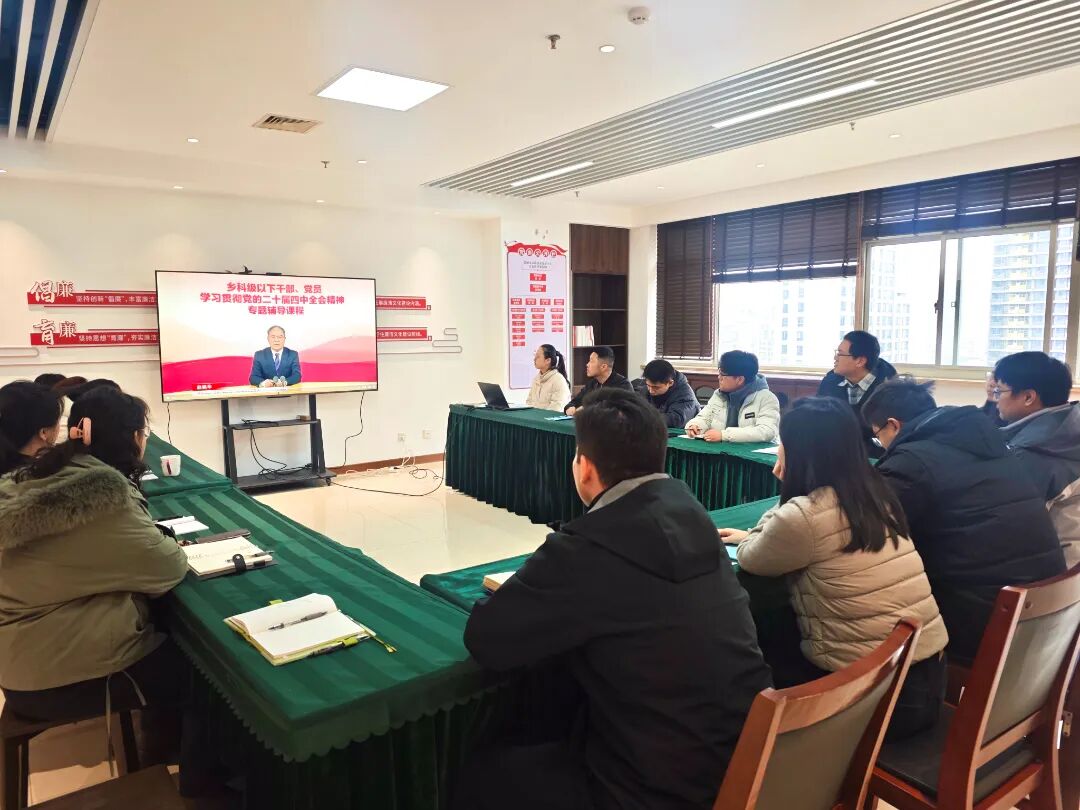 学雷锋精神 展交通风采