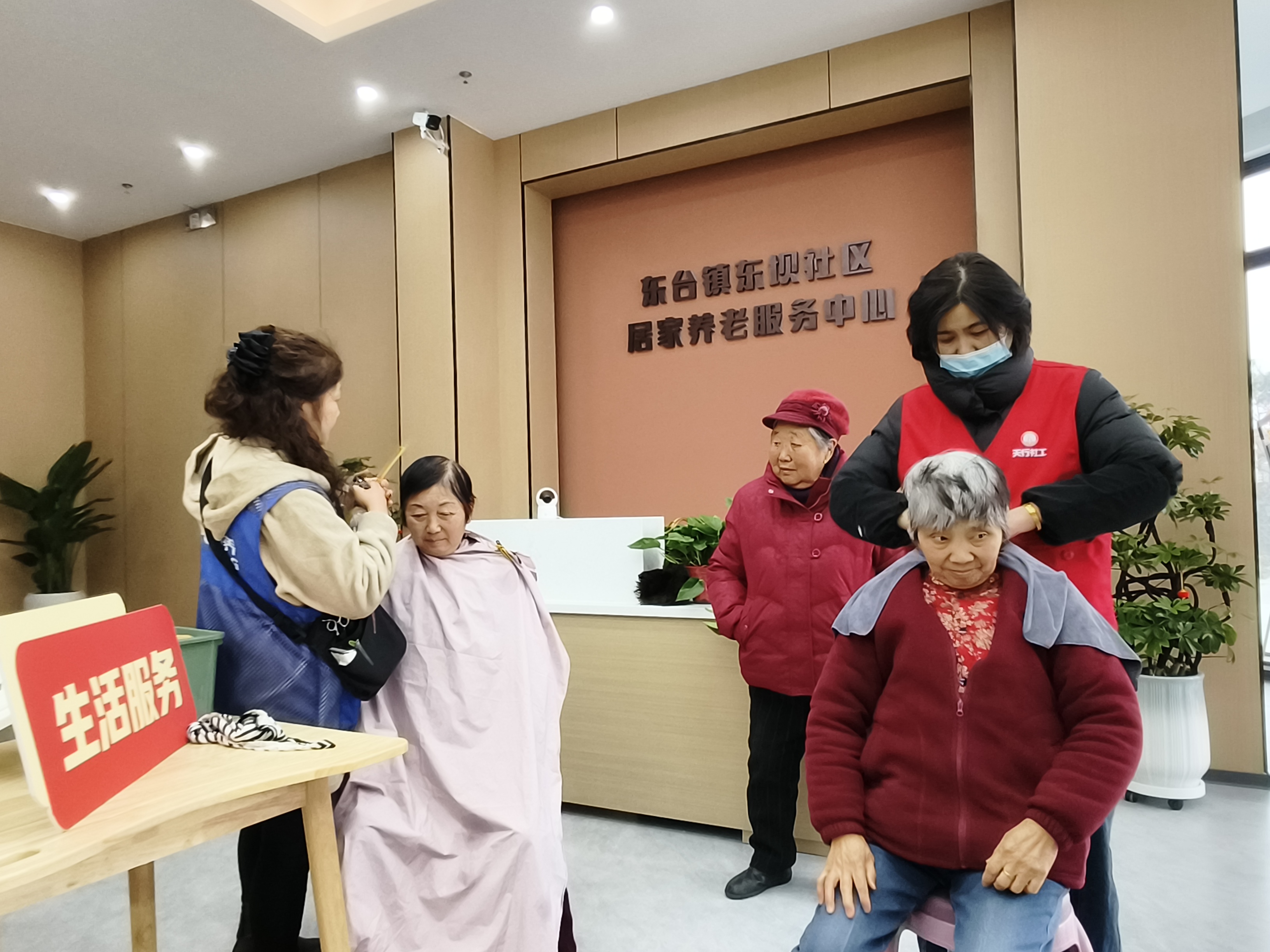 社区多彩活动展巾帼风采