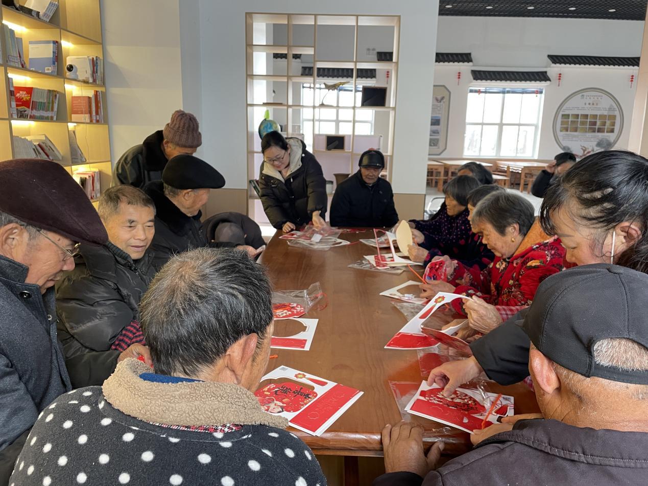 江苏阜宁:社会组织添暖意 银龄巧手闹元宵