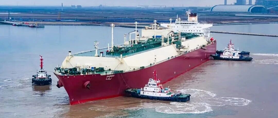 世界最大LNG船首靠盐城！