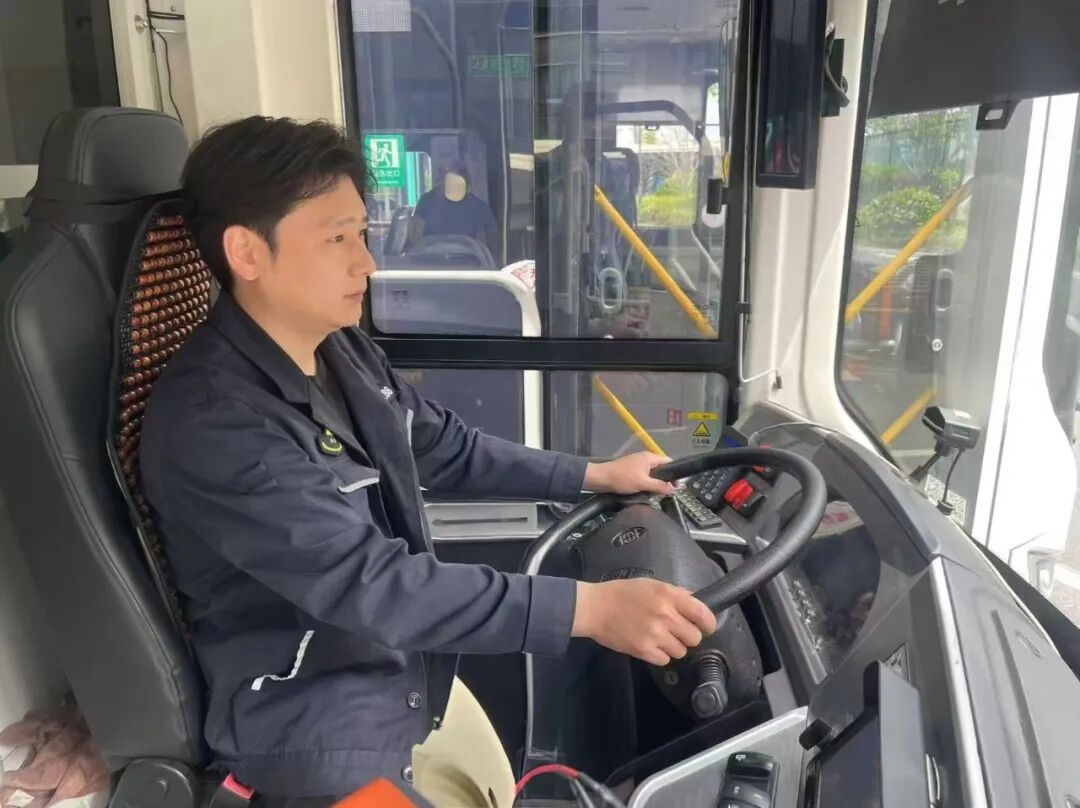 公交司机善举如诗，绘就城市温暖画卷