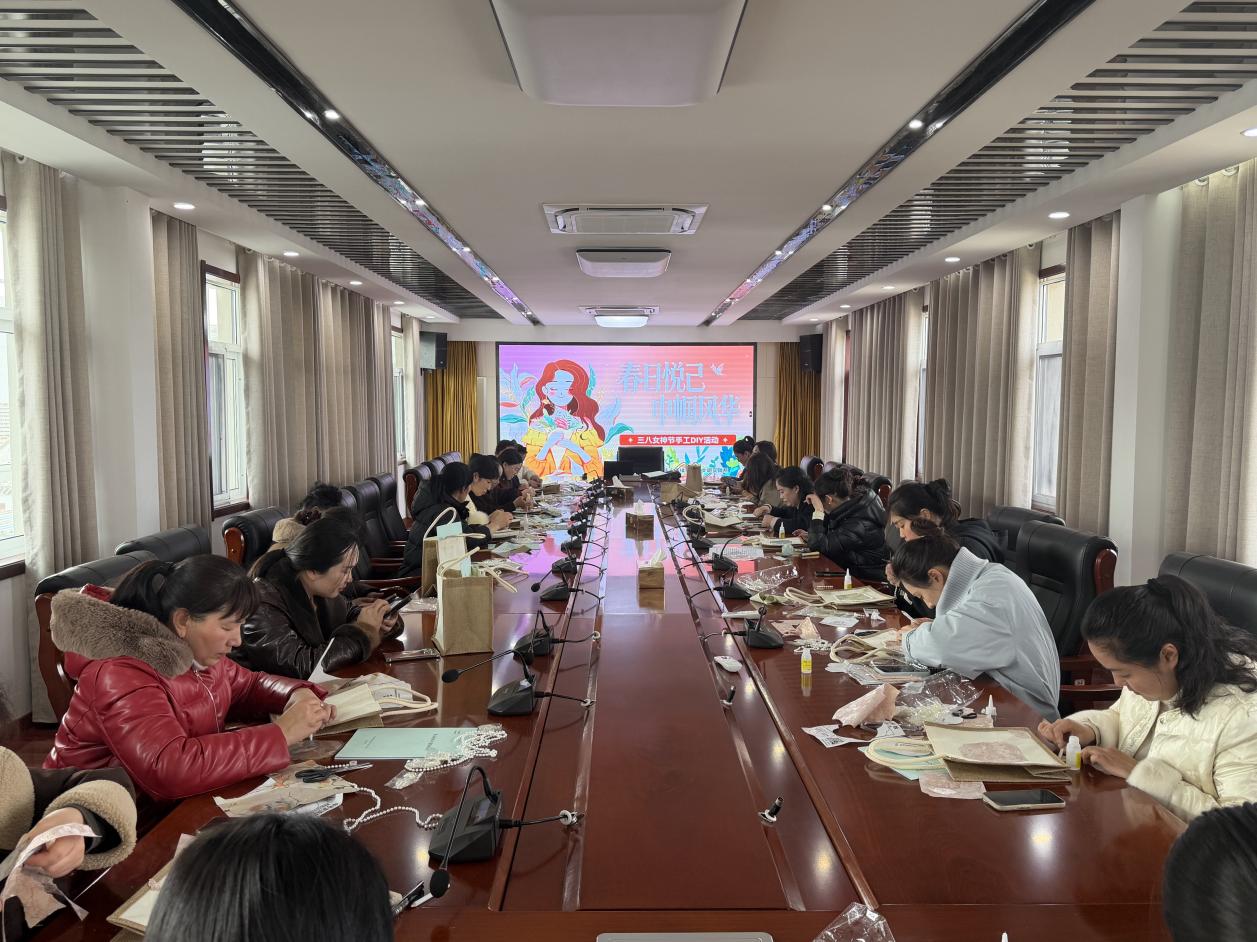 陈家港镇：举办“芳华绽放 悦享时光”庆“三八”活动