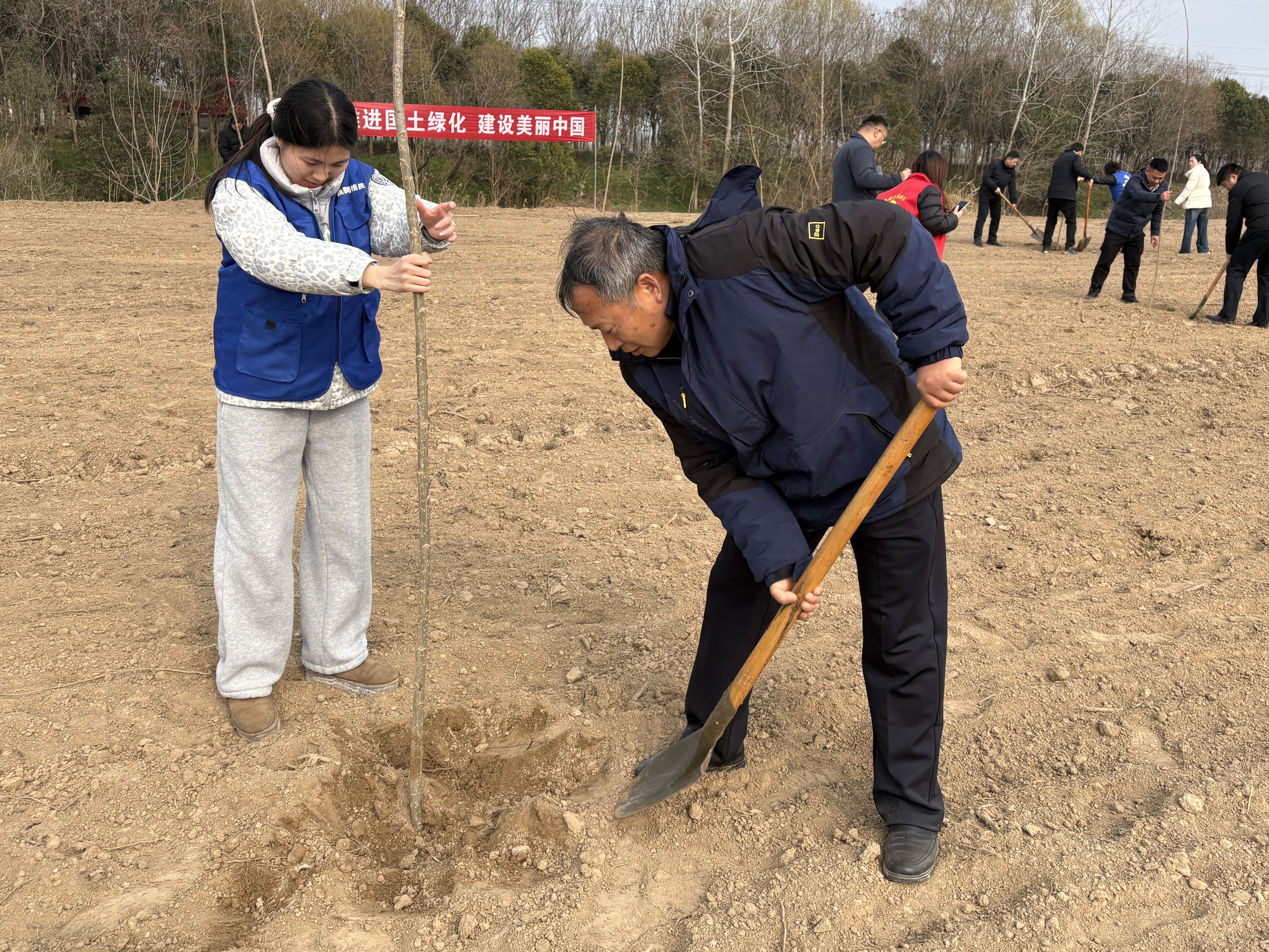 草庙镇义务植树掀热潮