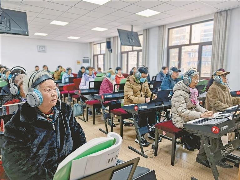 银发学员有“新宠”，看徐州一座难求背后的“享老”之变