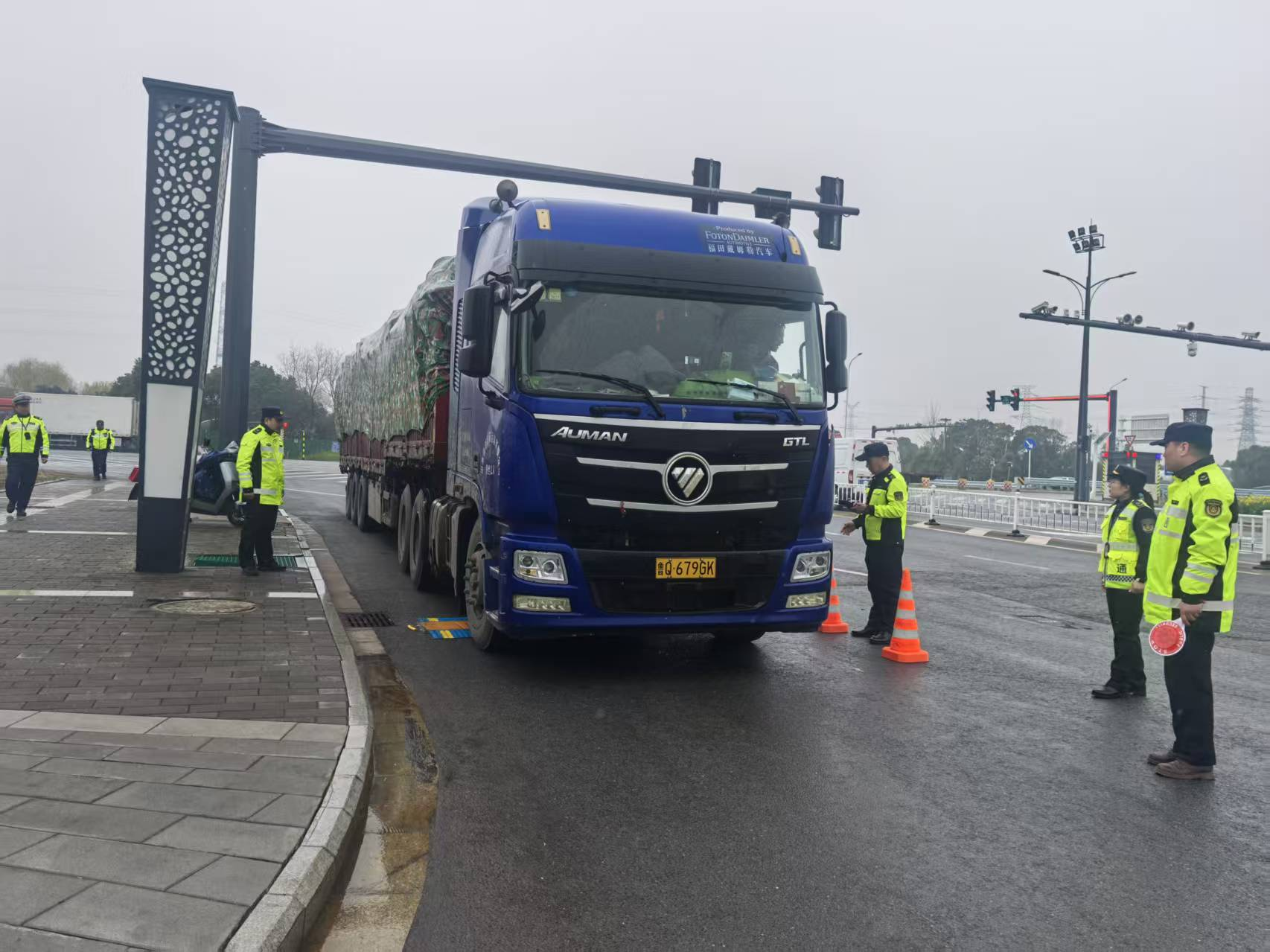 盐城市交通执法“柔性+体验+联合”开展超限治理