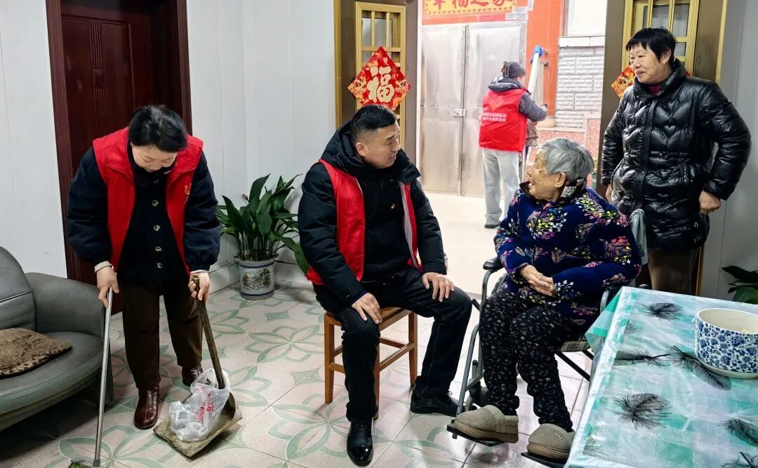 合德镇交通路社区开展学雷锋关爱老党员活动