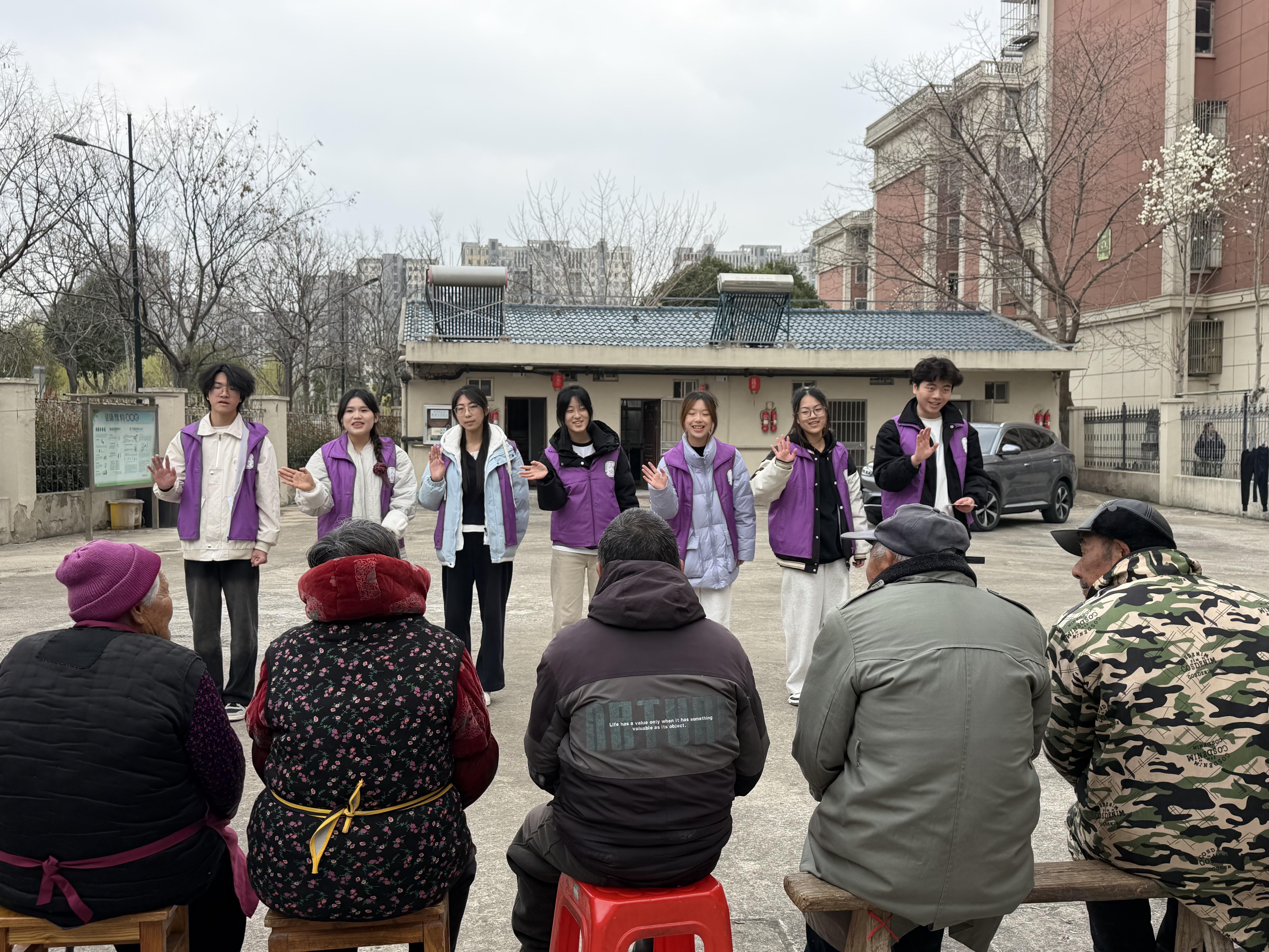 新都街道八营社区联合盐城幼专人文教育学院开展学雷锋志愿服务活动